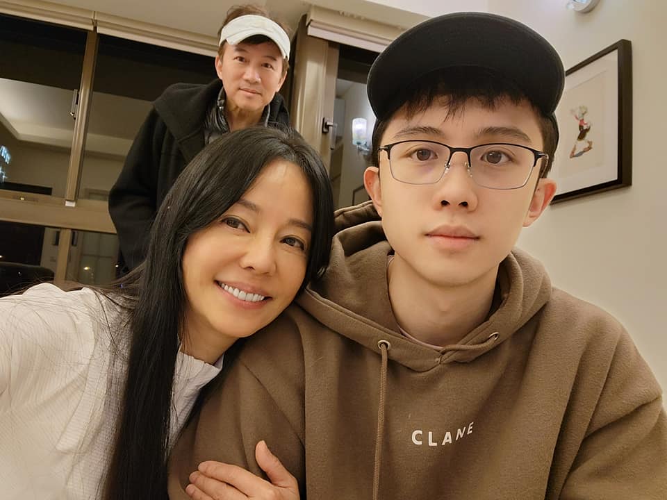 兒子孫安佐近日風波不斷，狄鶯還脫口說出想跟老公孫鵬離婚。（翻攝自狄鶯臉書）