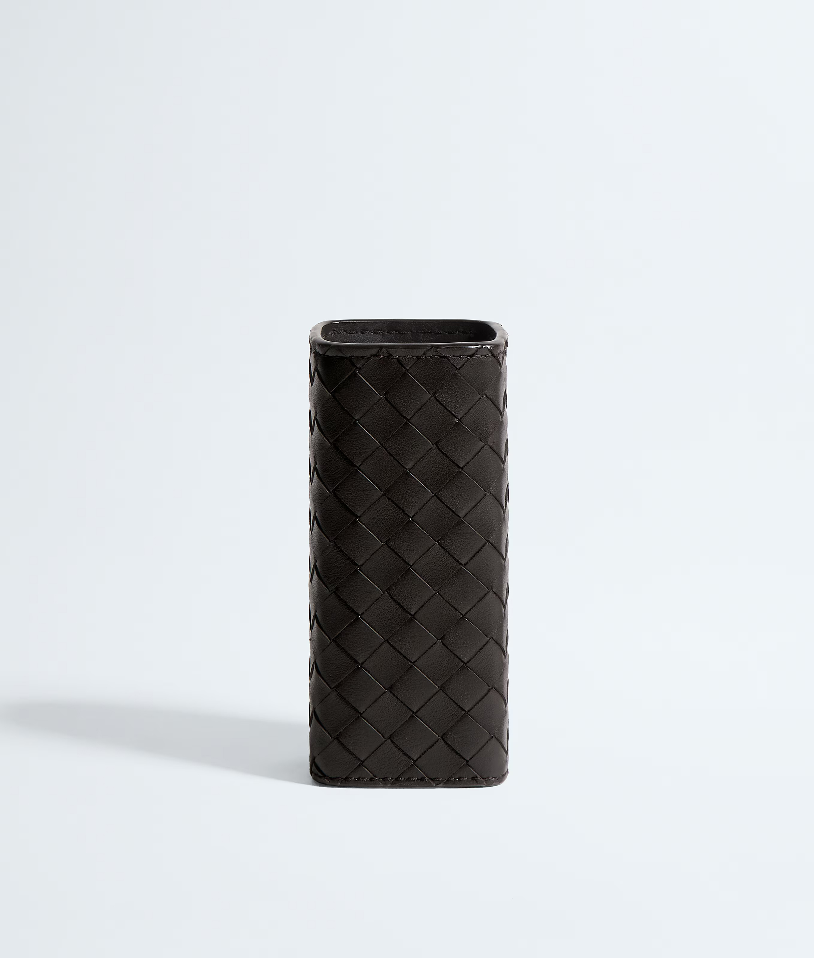 編織皮革香水保護套 (適用於100ml)。NT$17,800（BOTTEGA VENETA提供）       