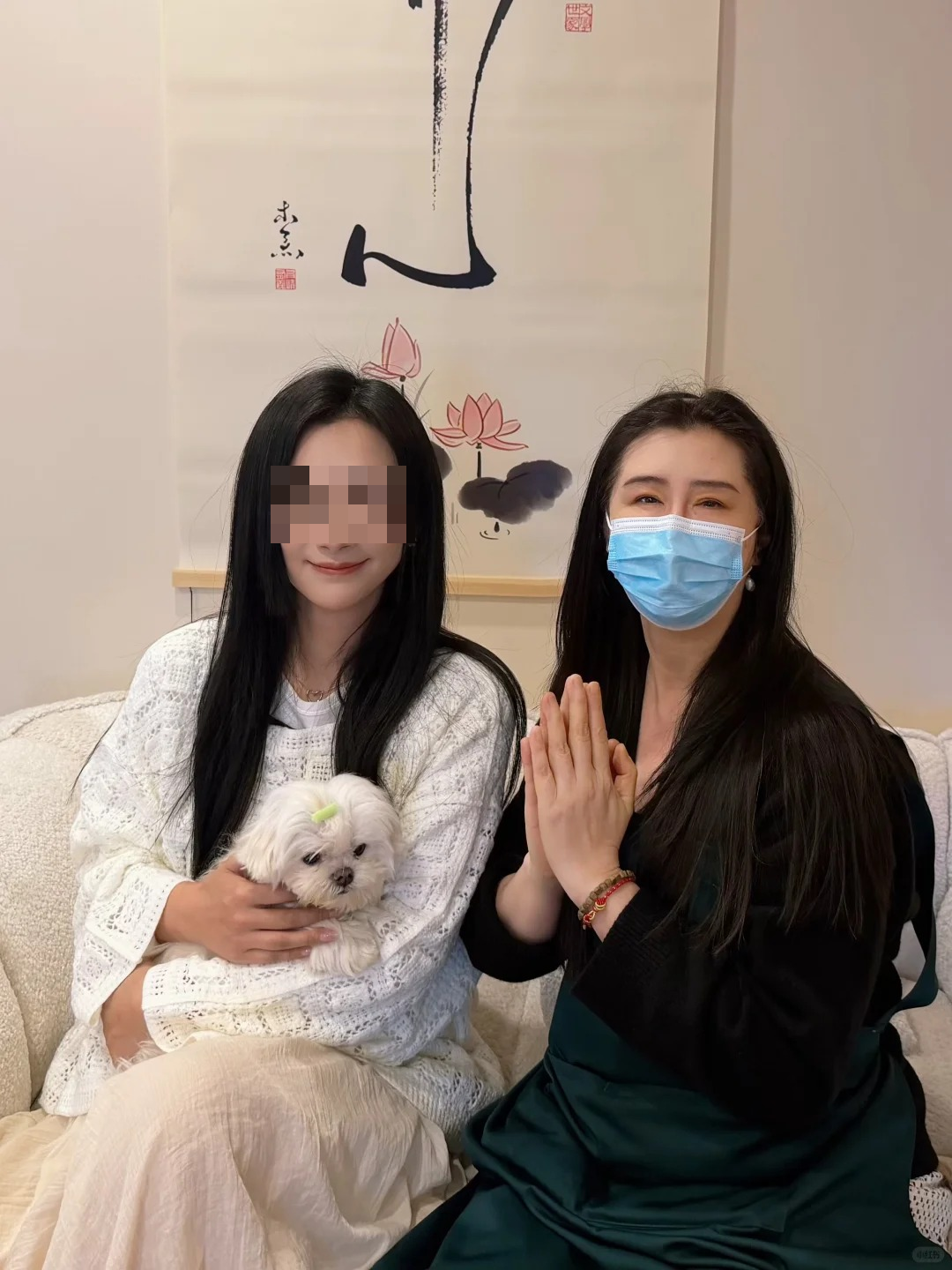 王祖賢(右)與粉絲合照,還讓粉絲抱著她的愛犬「智悟」。(翻攝小紅書)