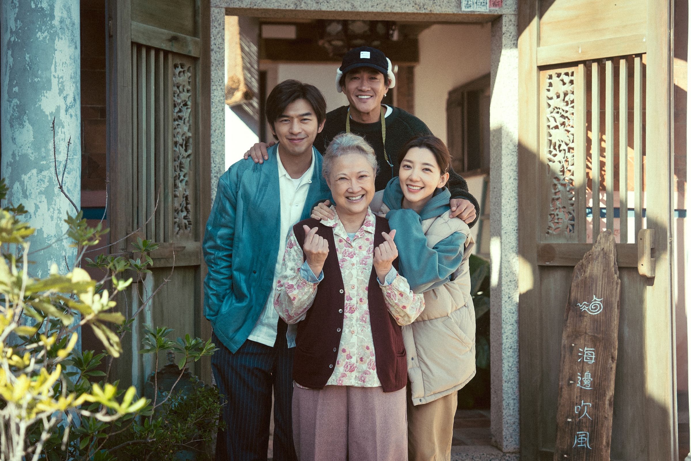 何潤東導演的《不如海邊吹吹風》,男女主角為陳柏霖、郭雪芙,另有曾入圍金馬影后項目的新加坡演員洪慧芳(前)演出。(大川大立提供)