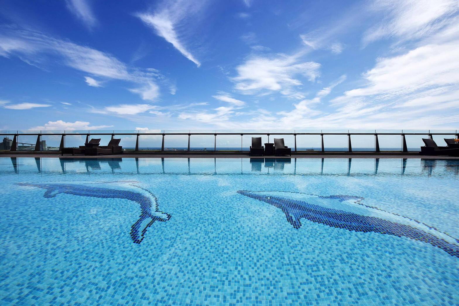 福容大飯店花蓮鄰近花蓮港，能在泳池眺望太平洋海平面上最美日出，於震後推出住房優惠。（福容大飯店花蓮提供）