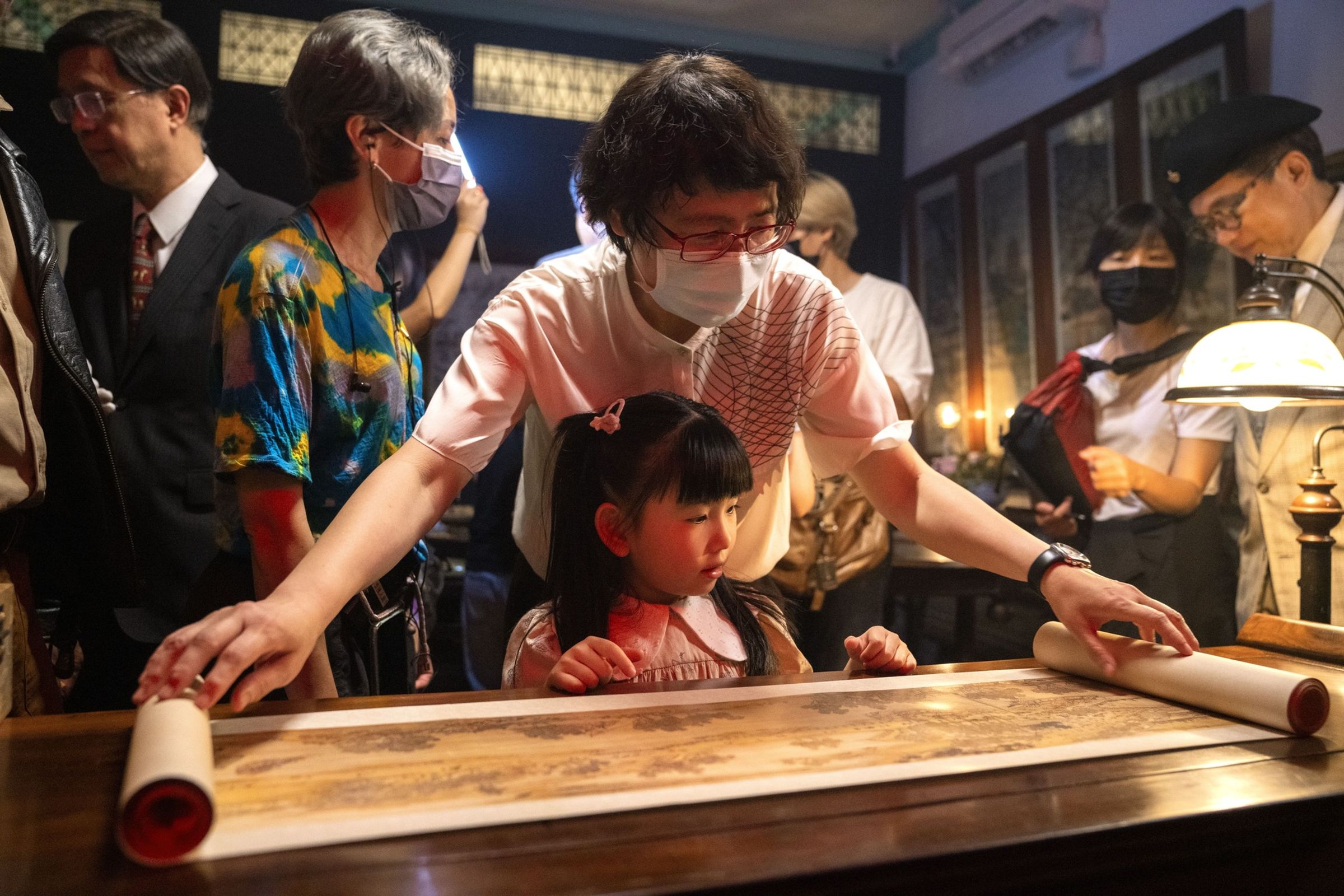 導演黃文英（中後）將童年的記憶融入電影當中。（甲上娛樂提供）