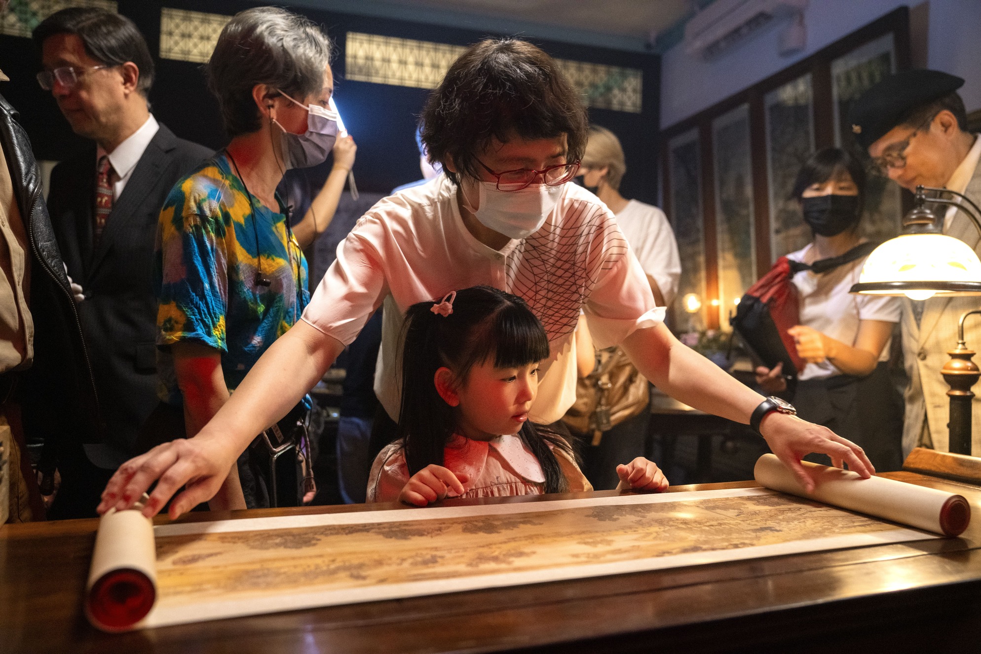 導演黃文英（中後）將童年的記憶融入電影當中。（甲上娛樂提供）