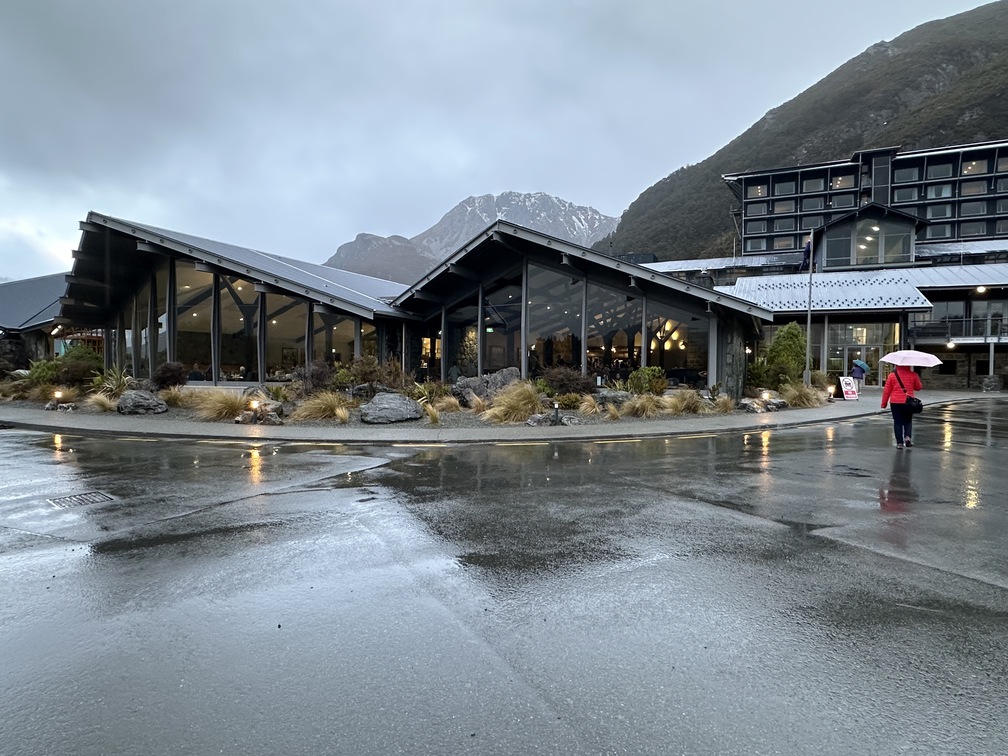 抵達庫克山國家公園裡唯一的飯店「隱士飯店」（The Hermitage Hotel）時是陰雨的天氣，看不見庫克山頭的壯闊。