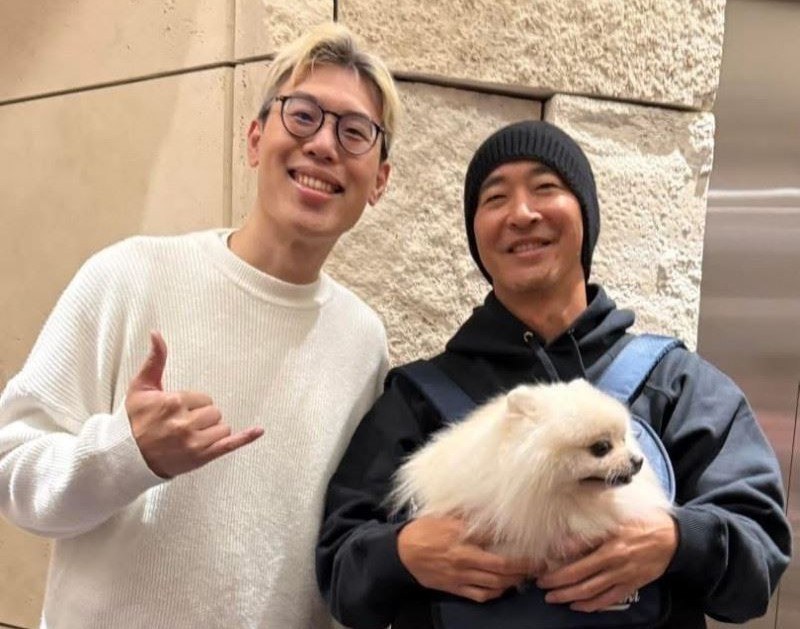 黃立行跨年夜被知名DJ馬克巧遇，其背包背狗的裝束成為網友熱議重點。（翻攝臉書）