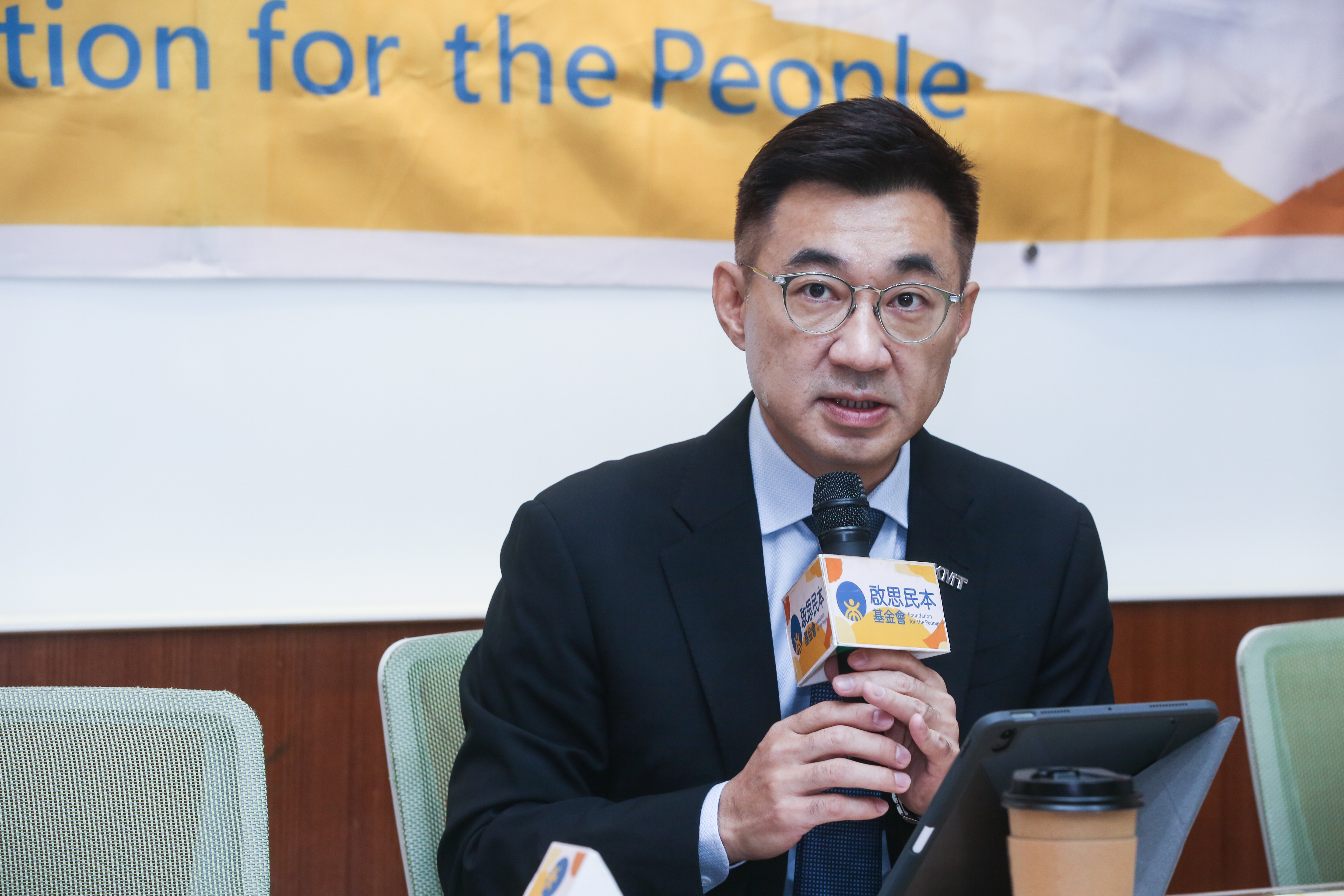 立法院副院長江啟臣與妻子劉姿伶共同申報了新台幣1,949萬3,372元的存款和新台幣49萬5,699元的有價證券。(本刊資料照)