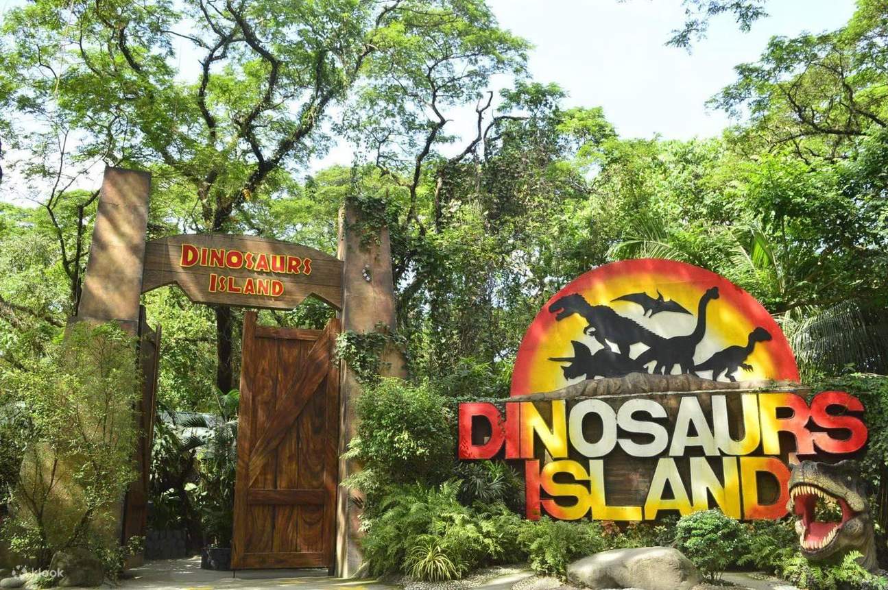 登上「恐龍島(Dinosaurs Island)」,依循恐龍的足跡,認識地球物種的演化與滅絕歷程。(可樂旅遊提供)