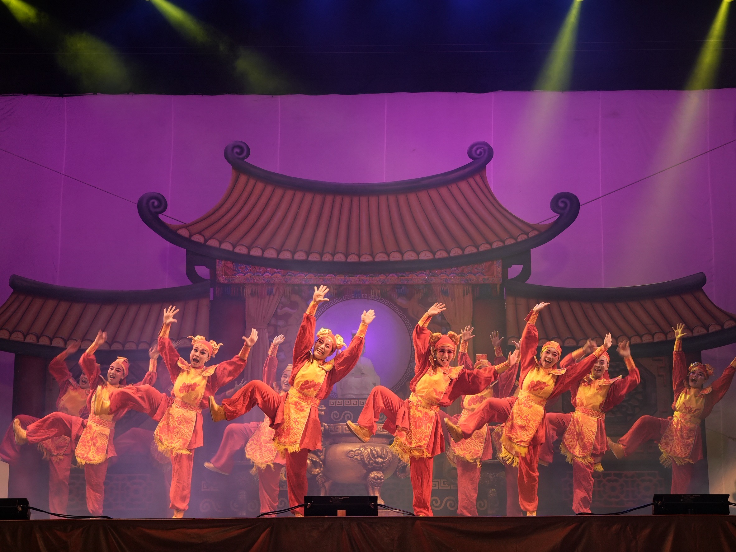 《順風耳的新香爐》台語版九成以上台詞以台語呈現,主題曲由陳竹昇創作,媽祖娘娘則請來唐美雲獻聲。(紙風車劇團提供)