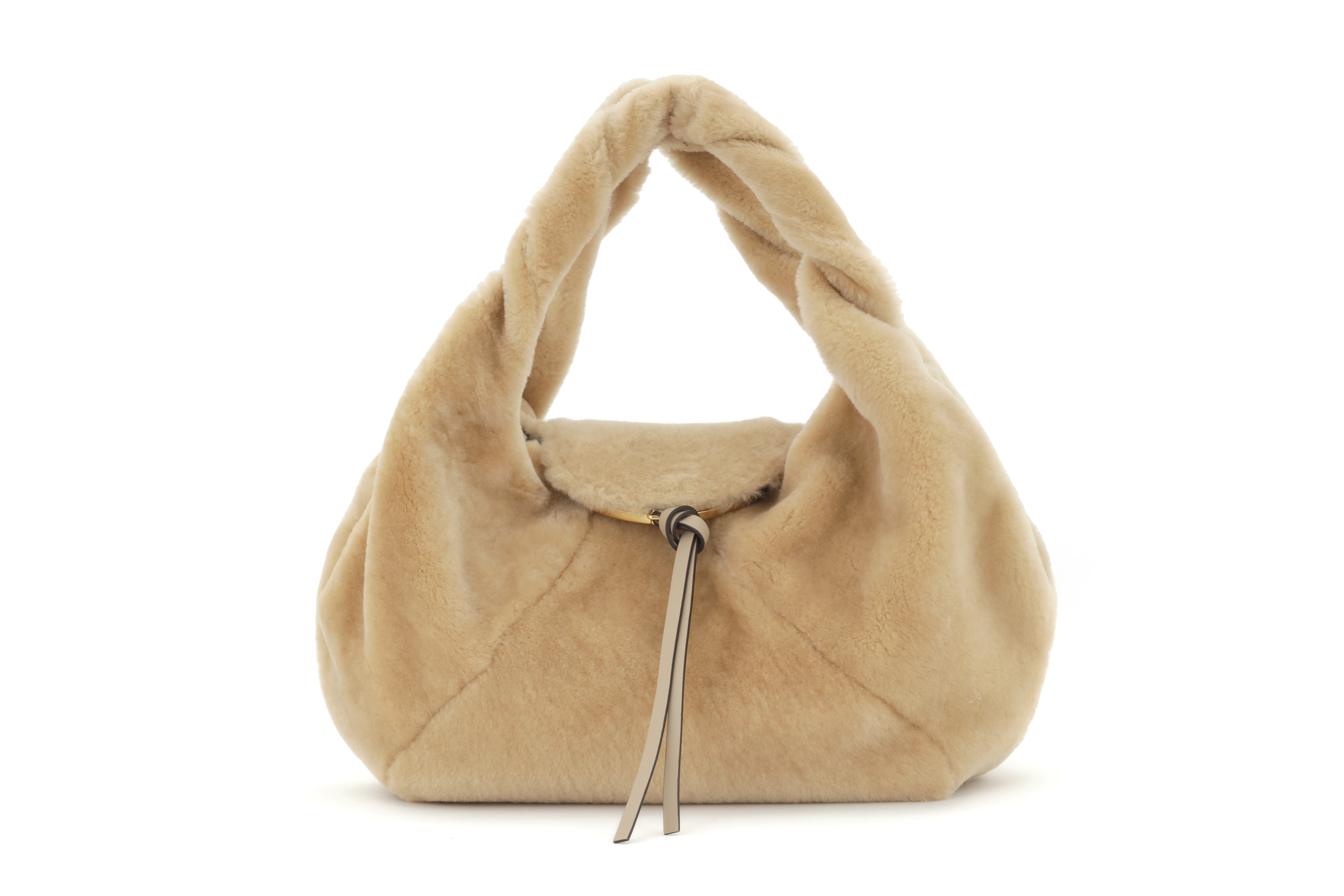 台北101限定款FENDI Spy Bag米色翻羊毛包款(大)。NT$190,000(FENDI提供)