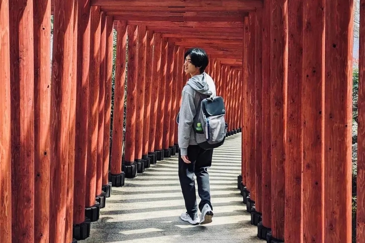 鄭運鵬掌握流量密碼，在社群分享兒子德德的回眸照，成功引起討論。（翻攝自鄭運鵬臉書）