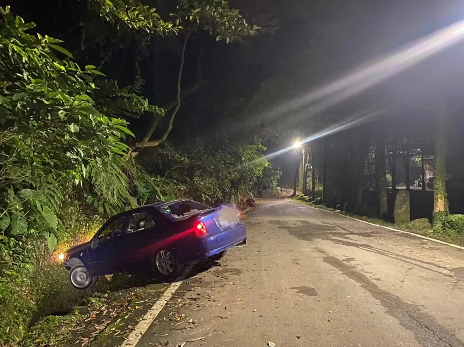 鄭男命人開許男的車撞山壁，毀車製造自撞現象。（翻攝畫面）