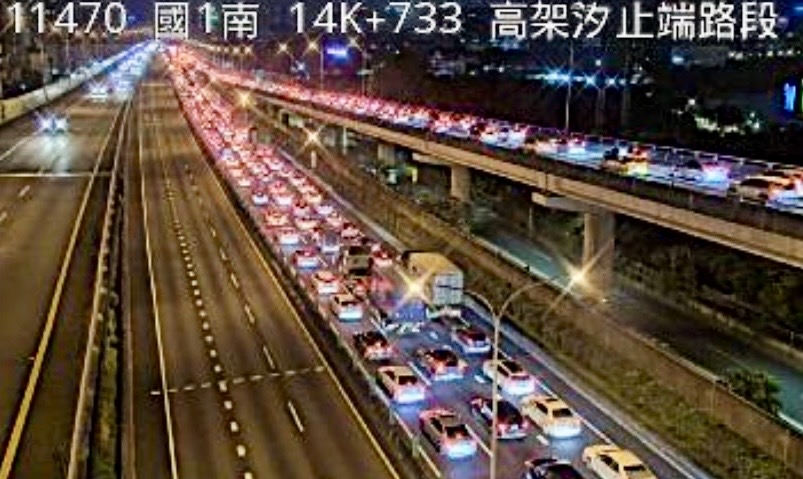 汐五高架因車禍事故造成嚴重回堵。(翻攝畫面)