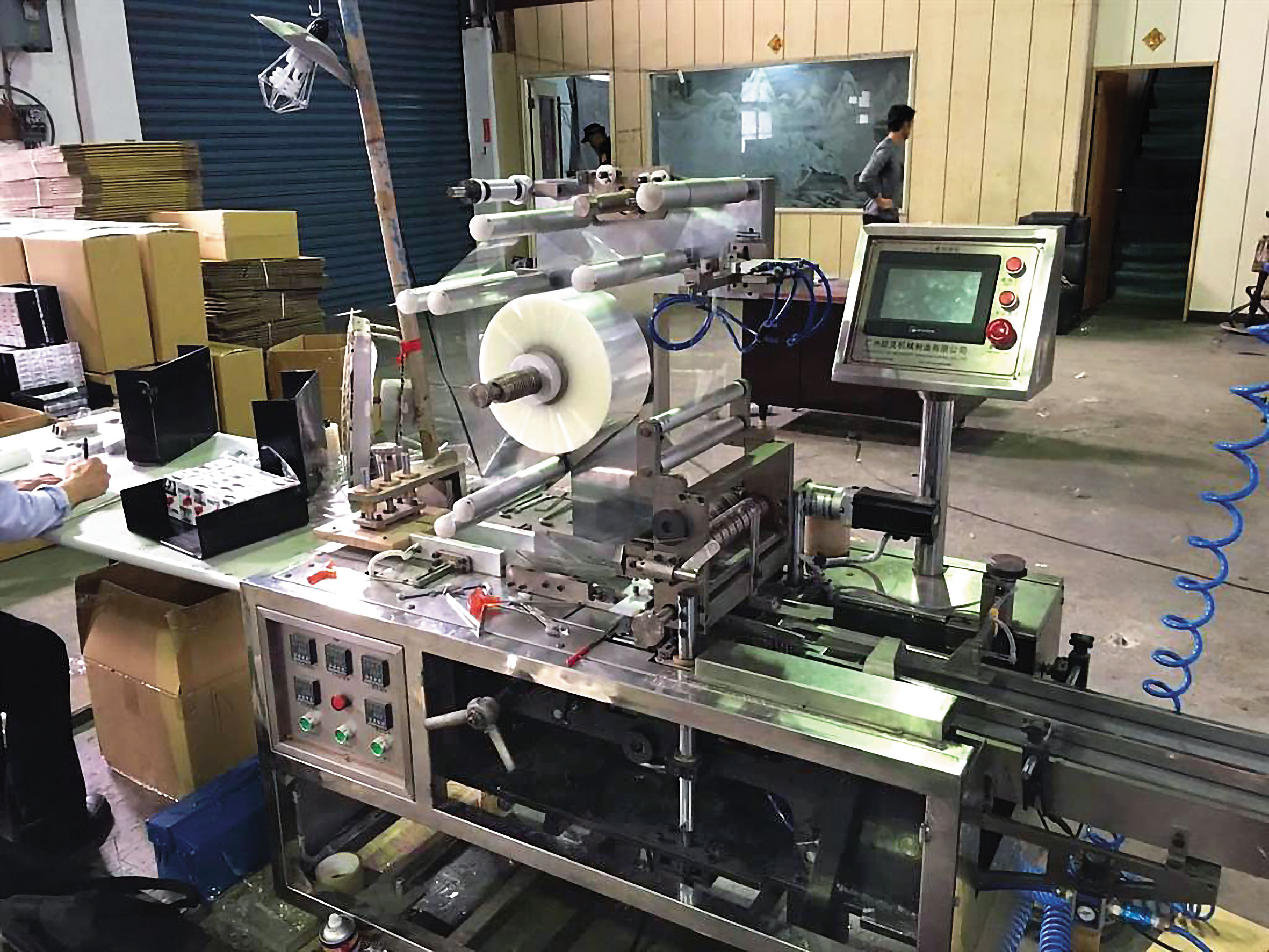 2019年破獲的二林私菸工廠內的製菸機械器材，極為精緻高階，但負責人遭偷梁換柱，疑涉造假詐騙查緝獎金。（海巡署提供）