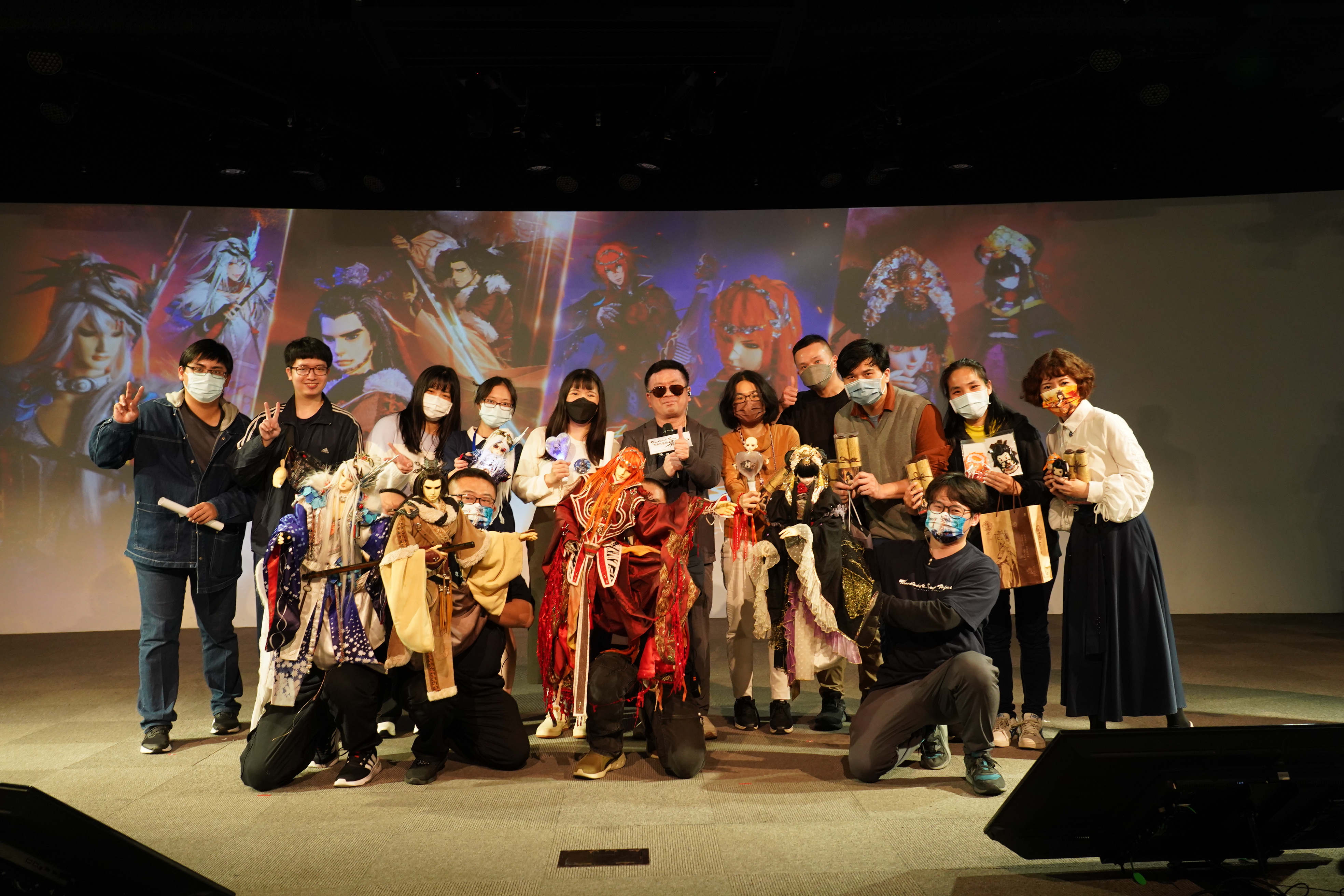 編劇虛淵玄與粉絲同樂與幸運觀眾合影，呼籲結局神反轉勿暴雷。（霹靂國際多媒體提供）