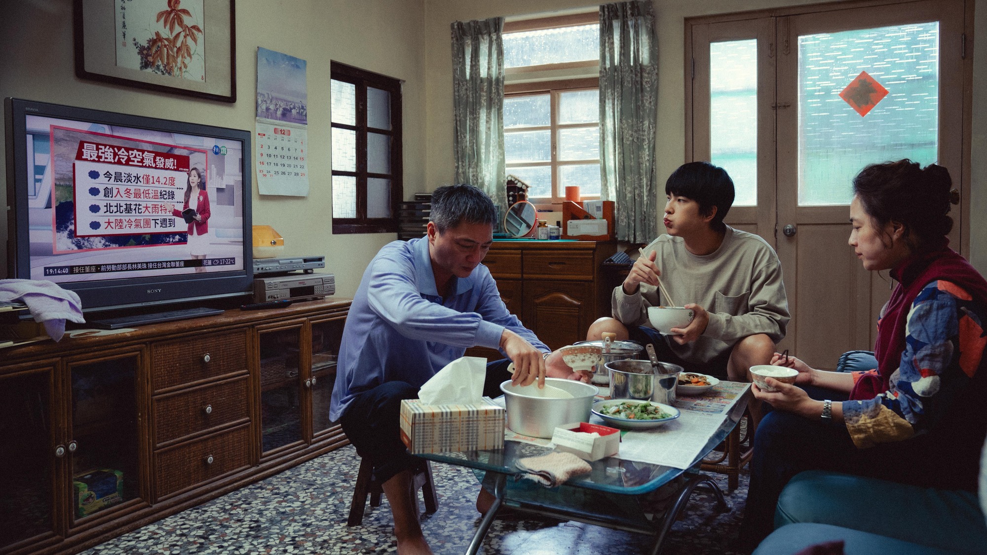 藍葦華（左起）、曾敬驊與高伊玲的演出呈現真實生活感。（牽猴子提供）