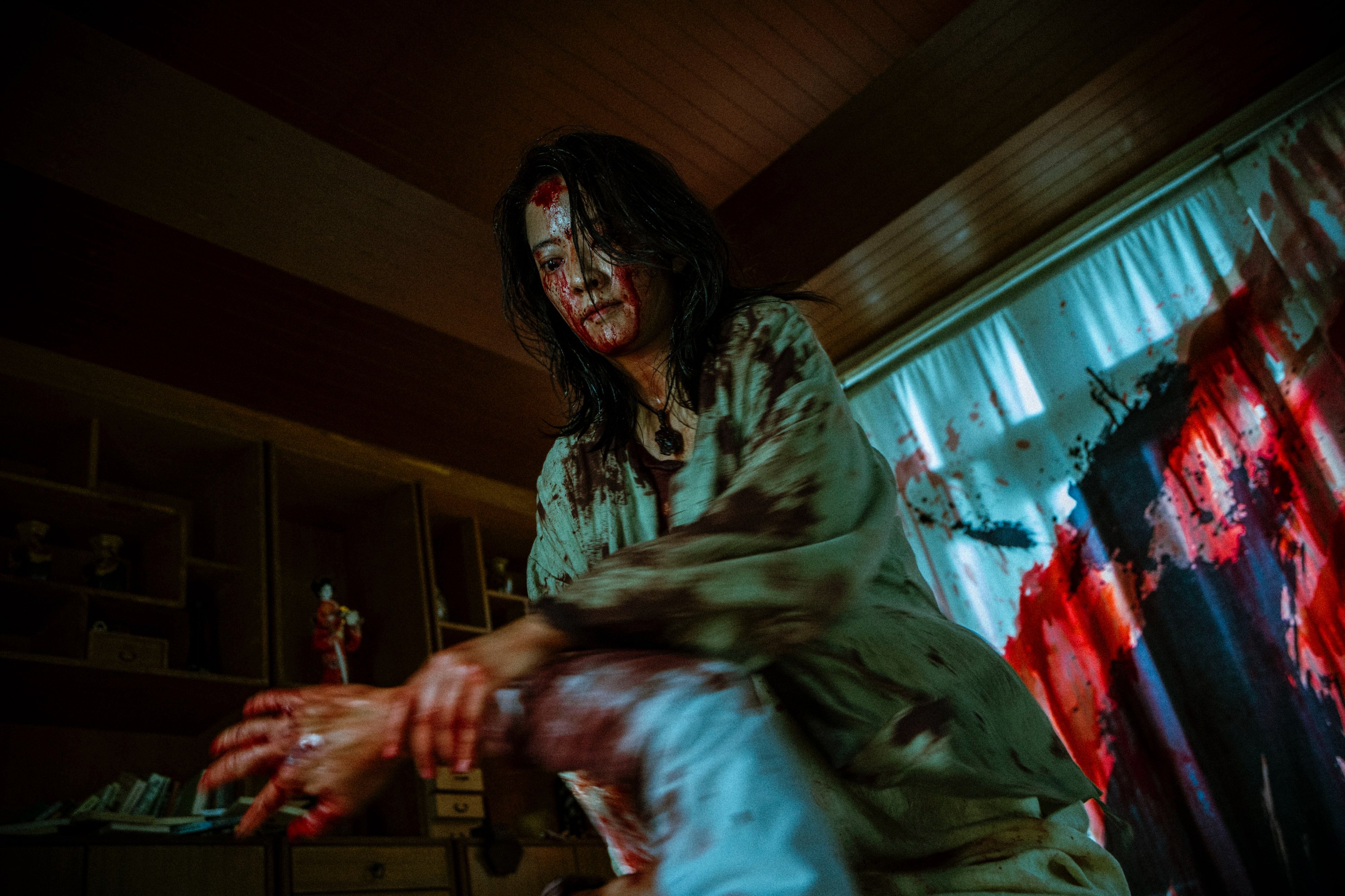 周采詩觸禁忌孕育詛咒泥偶，發狂殺人血漿吃到飽直喊過癮。（天予電影提供）