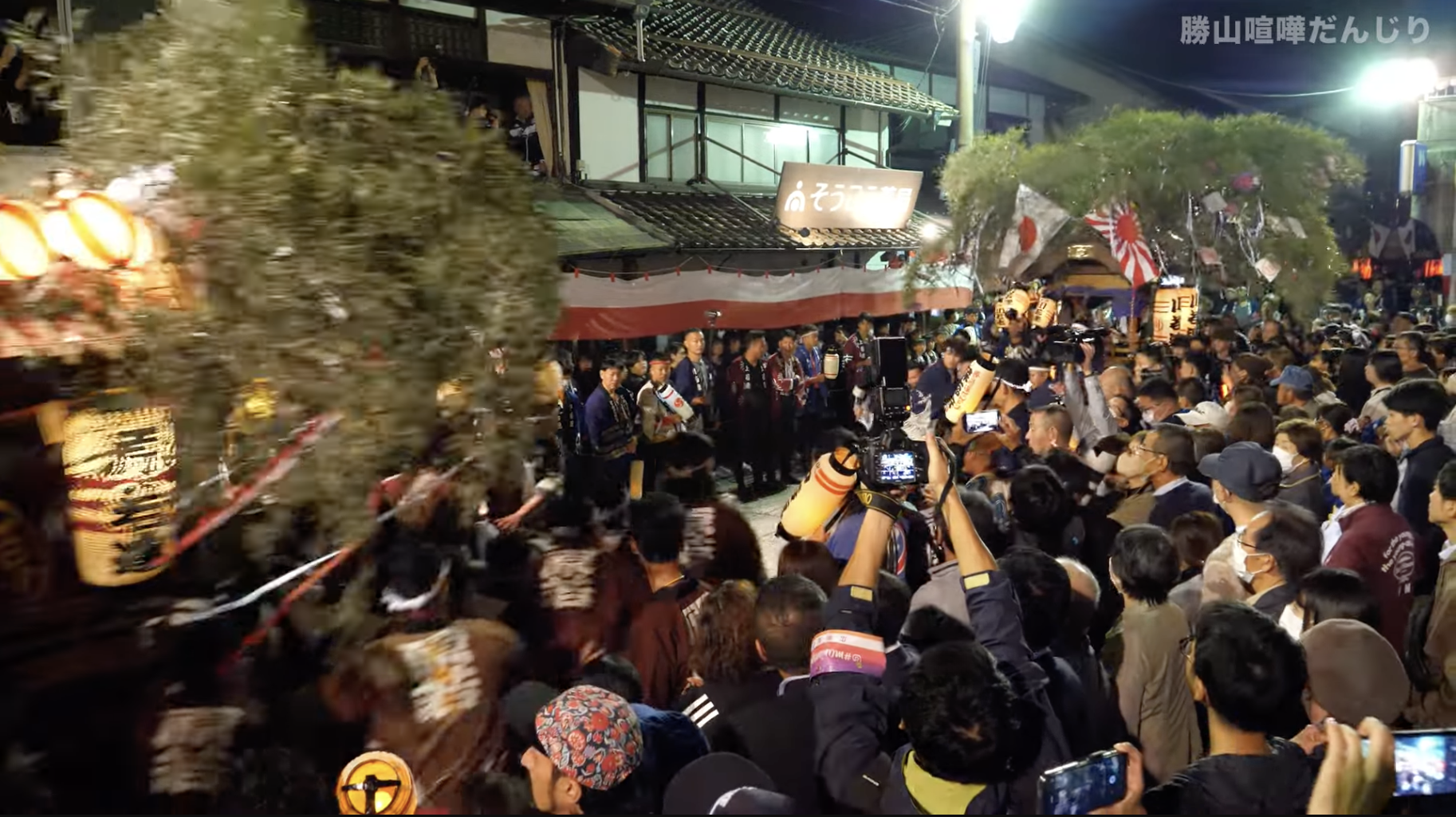 一名23歲男子參加「勝山打架山車祭」，不慎遭兩輛山車夾住，送醫搶救不治身亡。（翻攝Youtube SpiTube【実録スピチューブ】頻道）