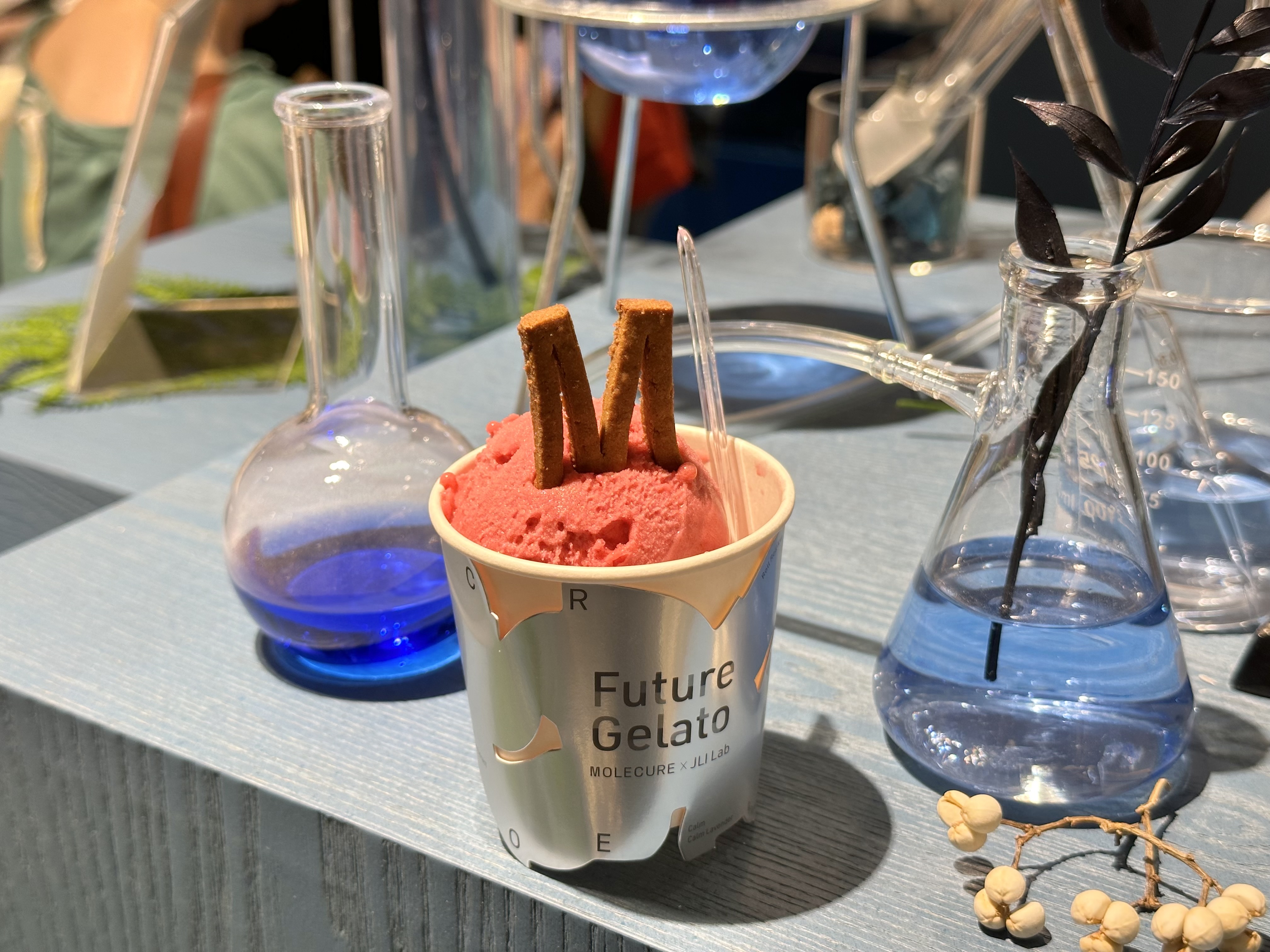 「分子藥局NORTH HUB」讓客人可以一邊逛買保健食品、藥品，一邊吃義式冰淇淋。