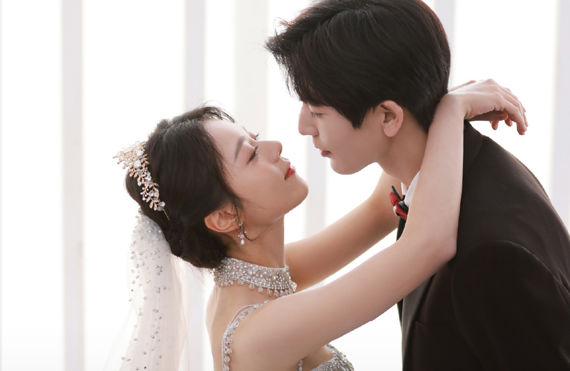 張凌赫與趙今麥在《櫻桃琥珀》從校服走到婚紗。(LINE TV提供)
