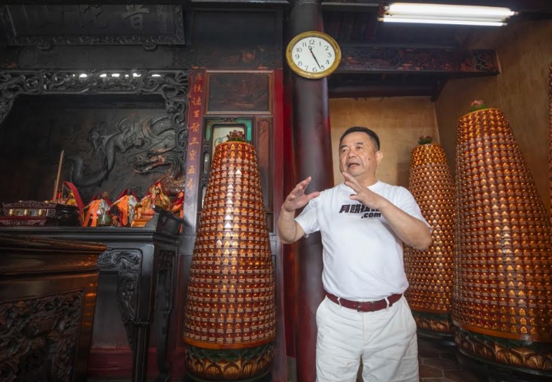 7年多前，觀音媽賜給許銘仁一雙兒女，讓他解決無後遺憾，決定從科技人變身3百年鳳山寺主委。