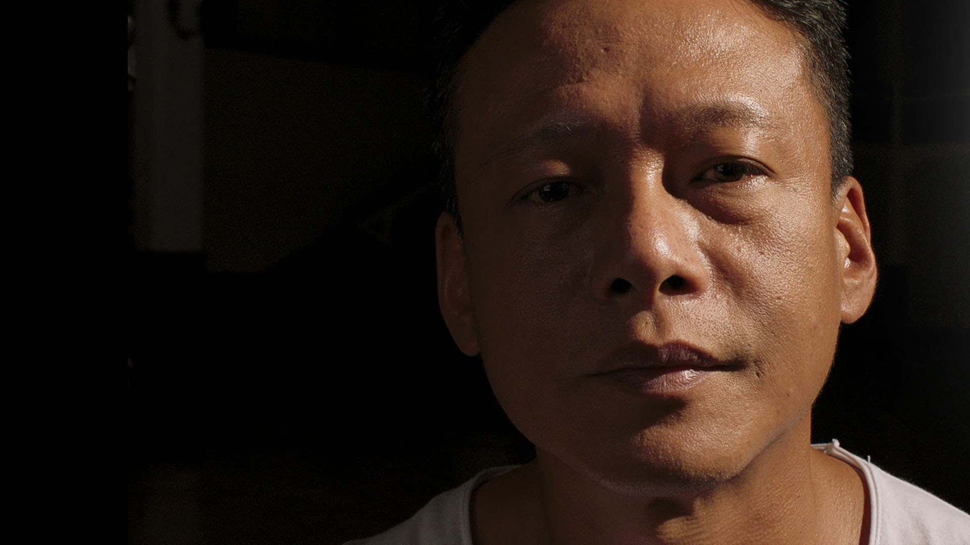 《你的臉》把鏡頭直接對著受訪者的臉拍，李康生的臉有著滿滿的故事感。（公視+提供）