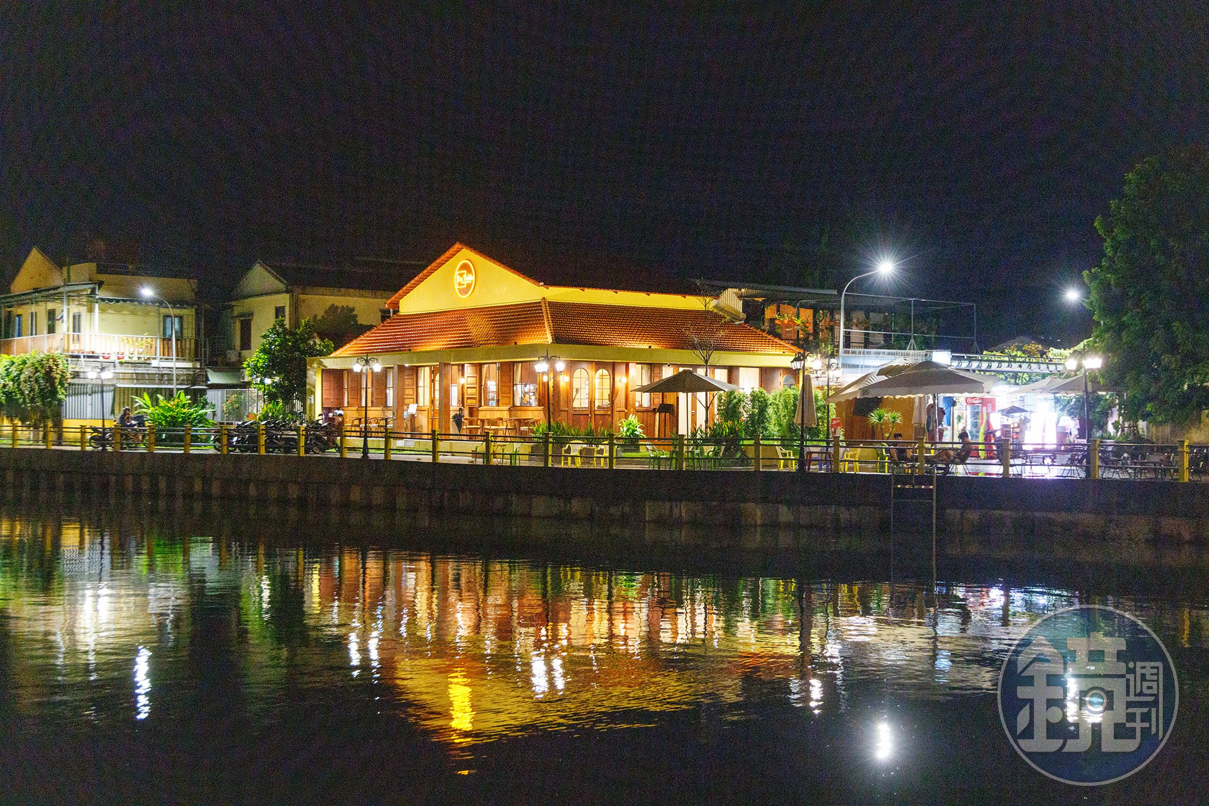 「La Table Hoi An」位於會安古城的邊緣,地點遠離鬧區,氣氛寧靜悠閒。
