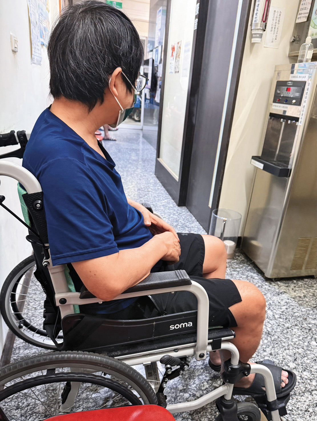 小婷先生罹患小腦萎縮症，去年8月已無法工作，透過不斷爭取領到勞保失能年金。