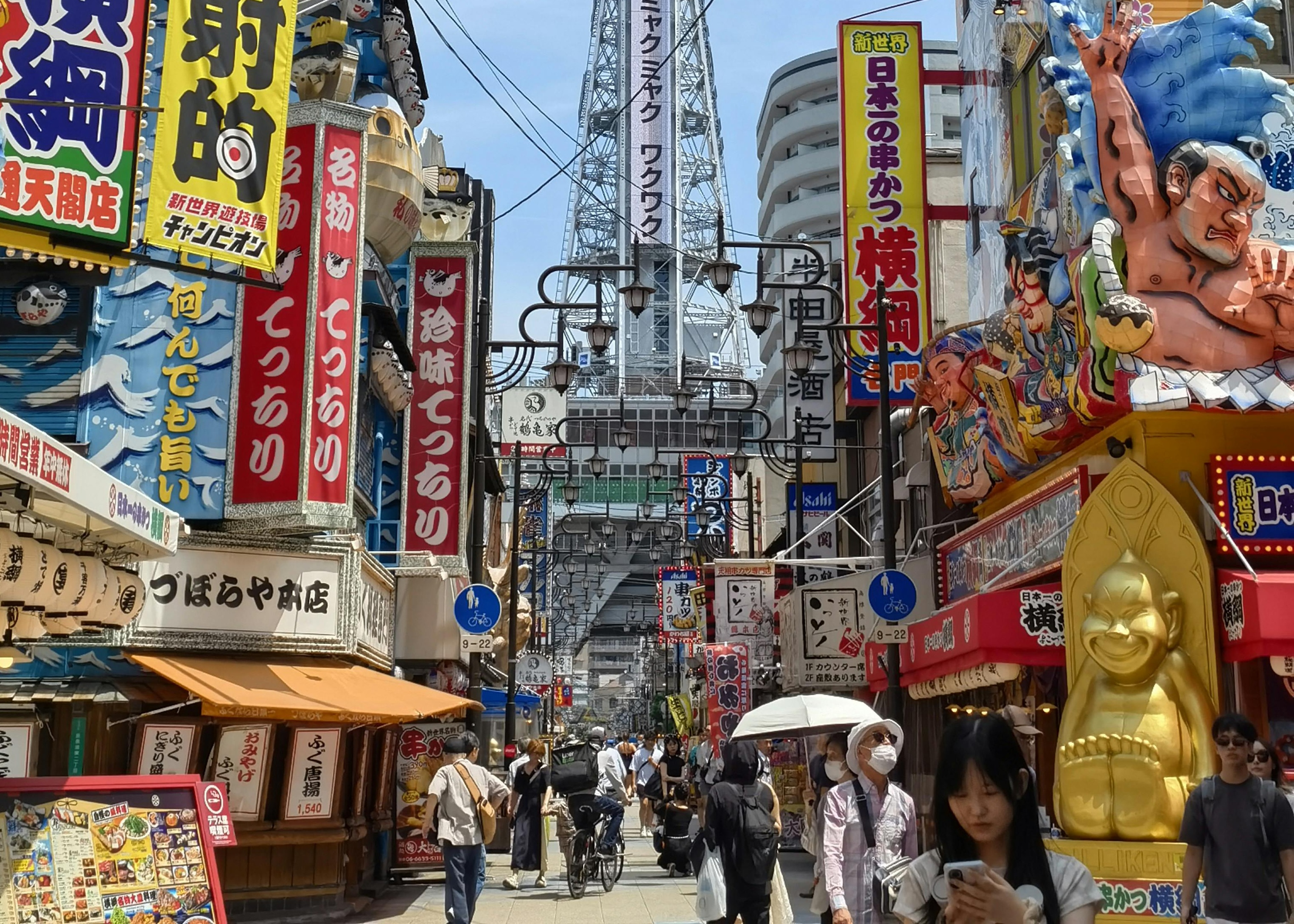 一名網友臨時飛往大阪旅遊，才發現遇到日本黃金週，到處塞爆讓他超崩潰，求助有沒有景點可以避開人潮，貼文引發網友熱議，圖為大阪街景。（翻攝自Pexels圖庫）