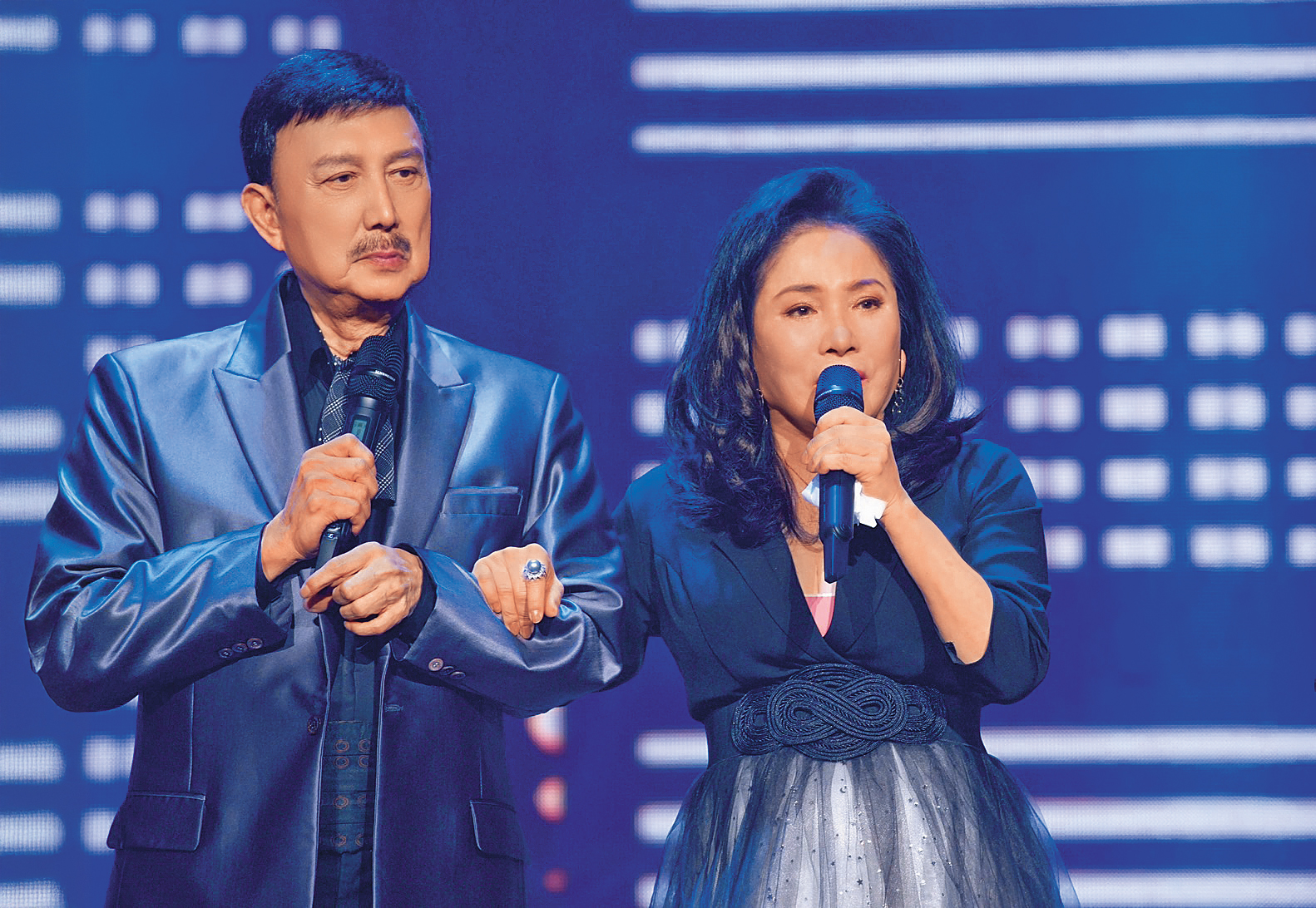 藍寶石歌廳的重要藝人余天（左）與李亞萍（右）曾登上2023年「真愛秀．藍寶石大歌廳」舞台。（高流提供）