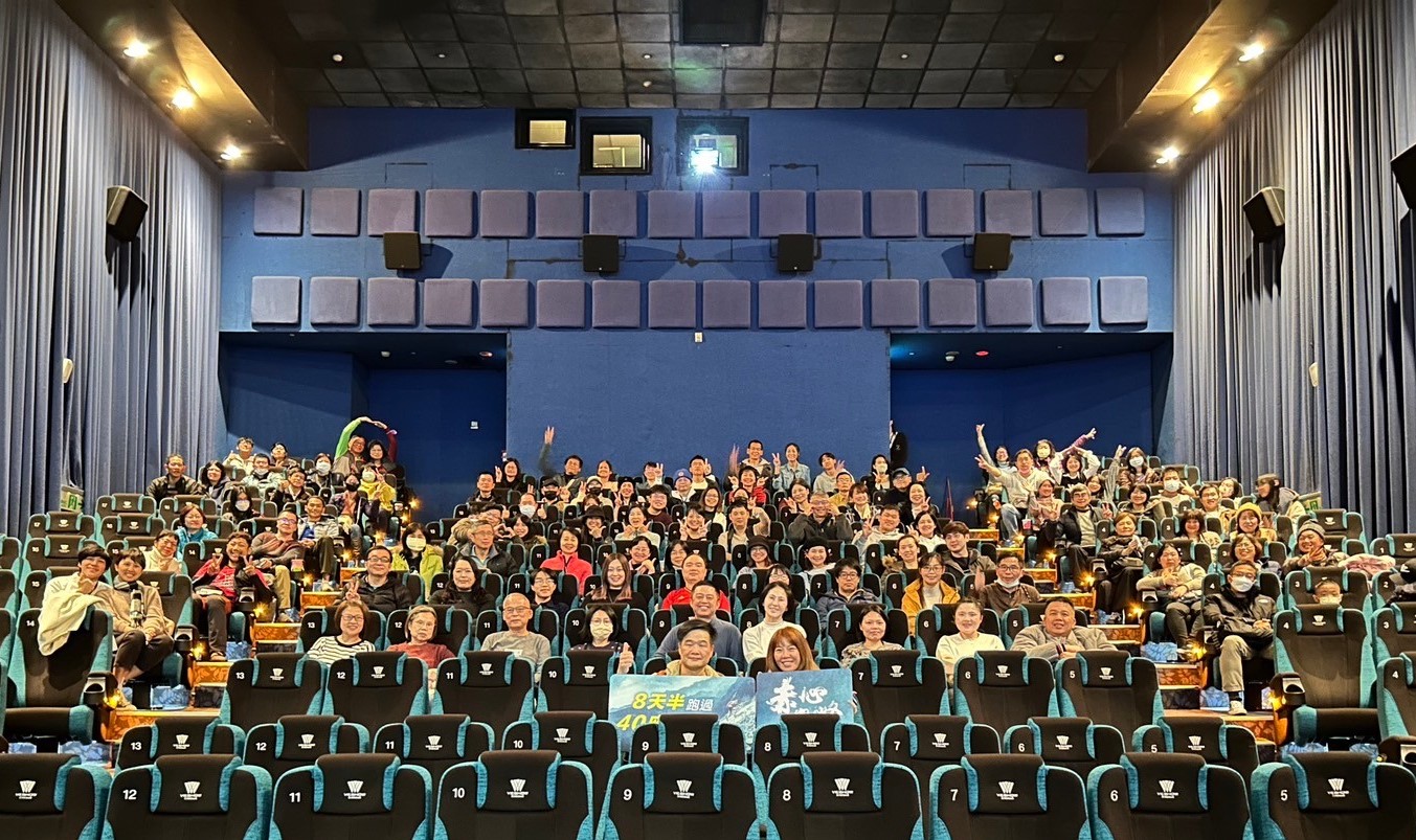 導演楊守義為推廣《赤心巔峰》勤跑戲院與觀眾互動。（活水文化提供）