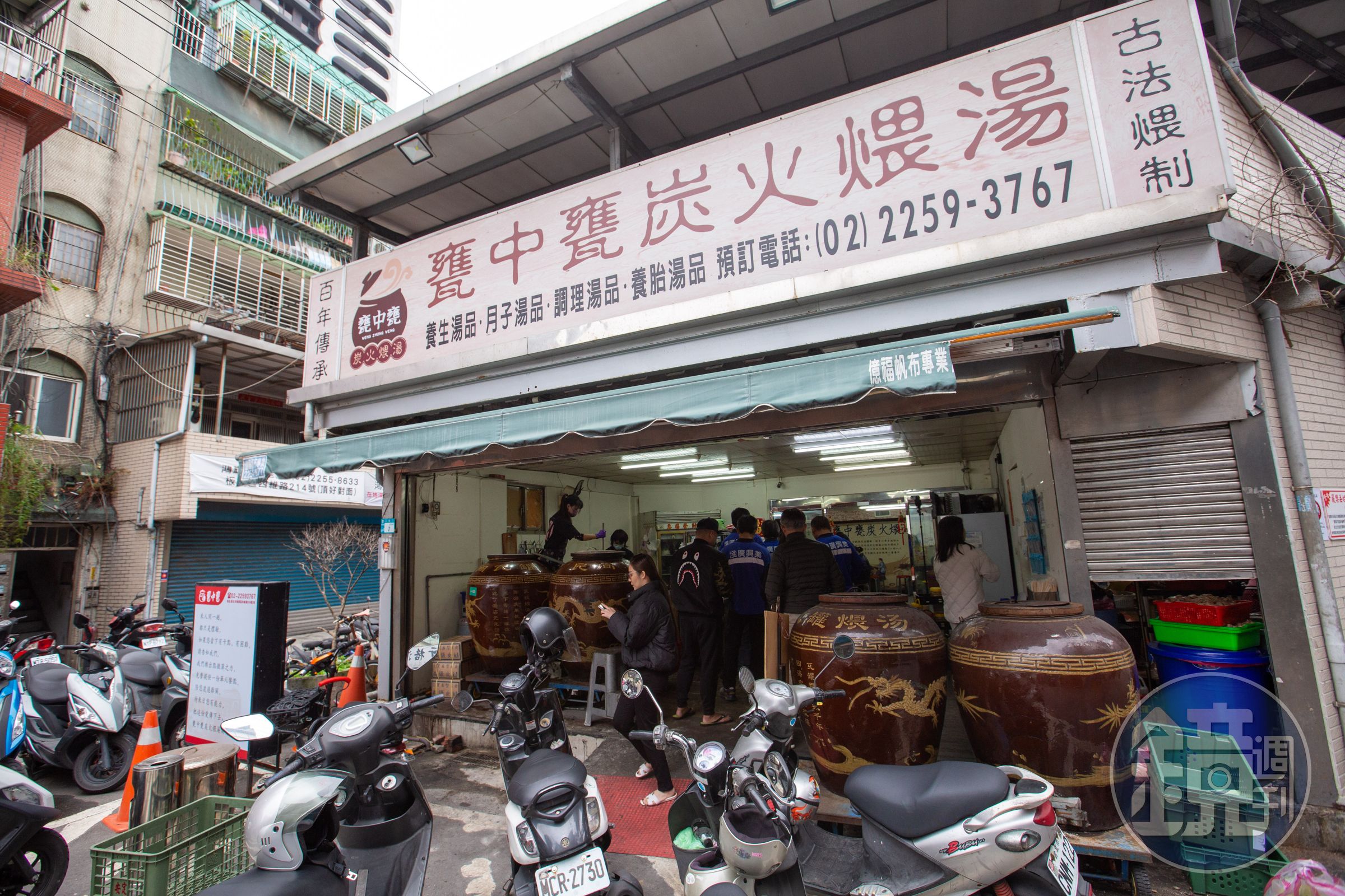 即使甕中甕炭火煨湯的店面位於「路沖」，但這是陳學賢尋覓已久的理想店面。