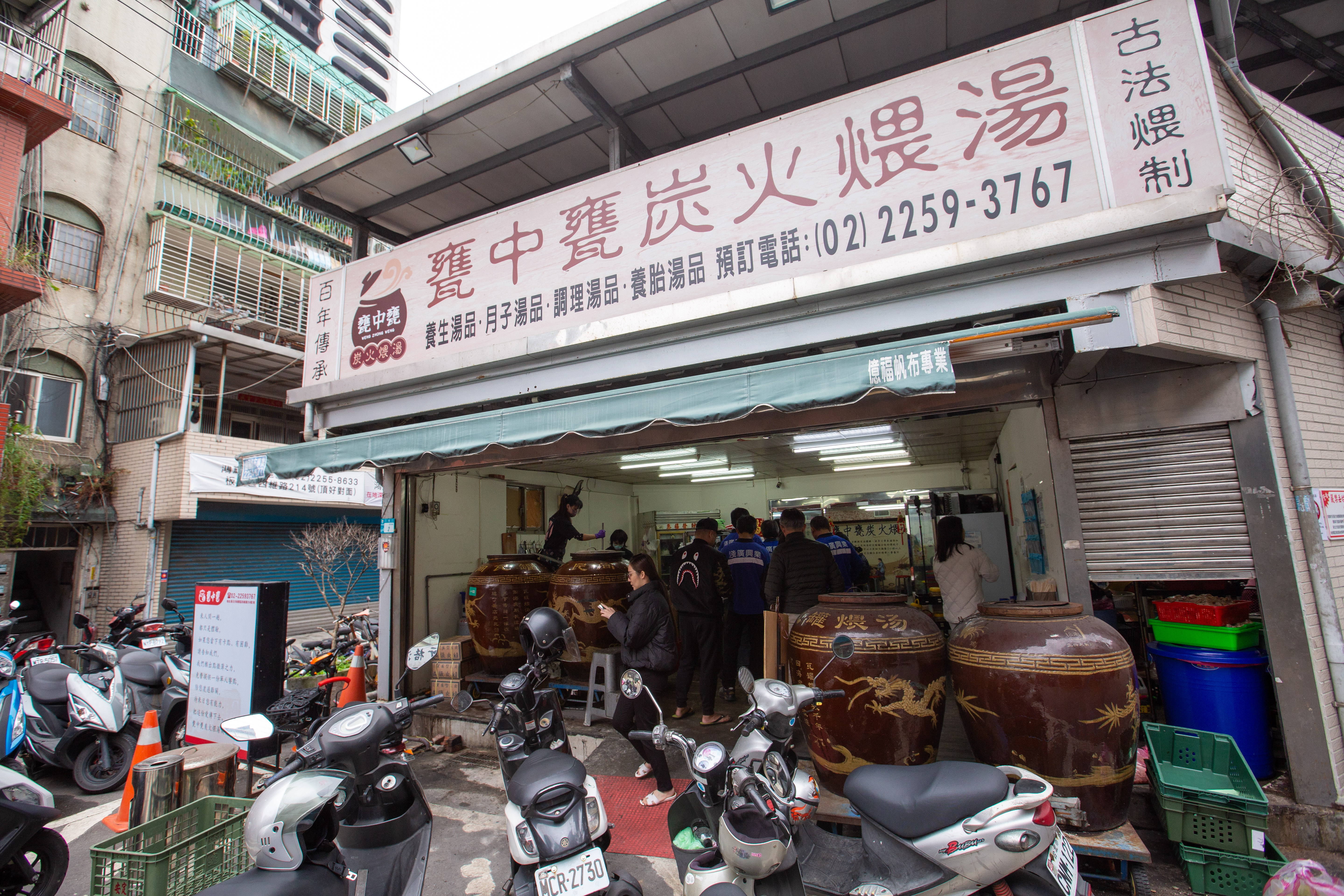 即使甕中甕炭火煨湯的店面位於「路沖」，但這是陳學賢尋覓已久的理想店面。