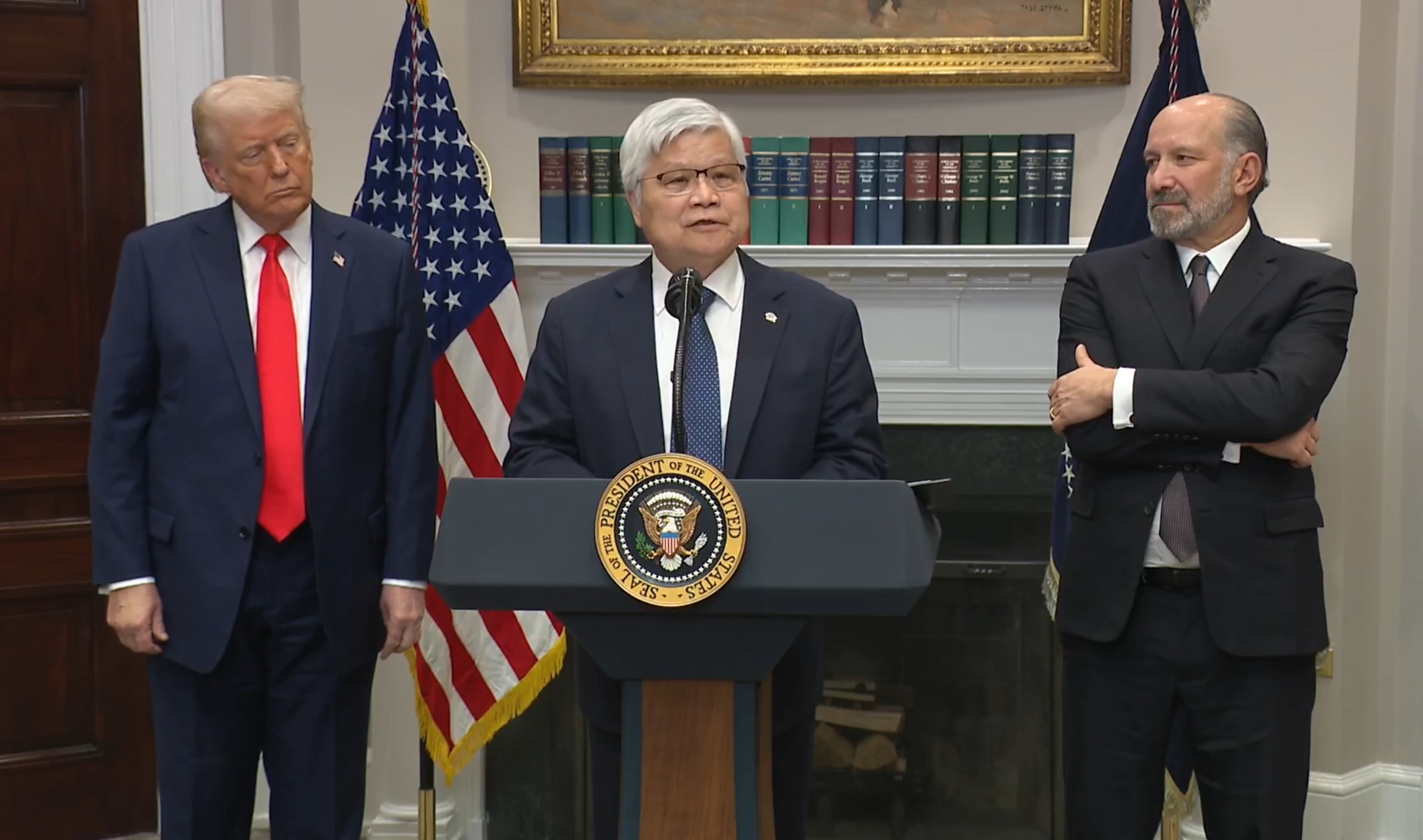 魏哲家和川普共同宣布加碼1,000億美元的投資計劃。（翻攝自白宮臉書）