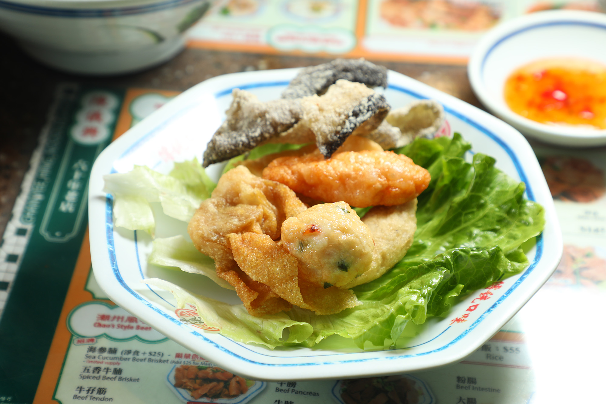 「我要晒」包含炸魚皮、炸蝦棗丸等6種店家自製炸物。(港幣40元/份)