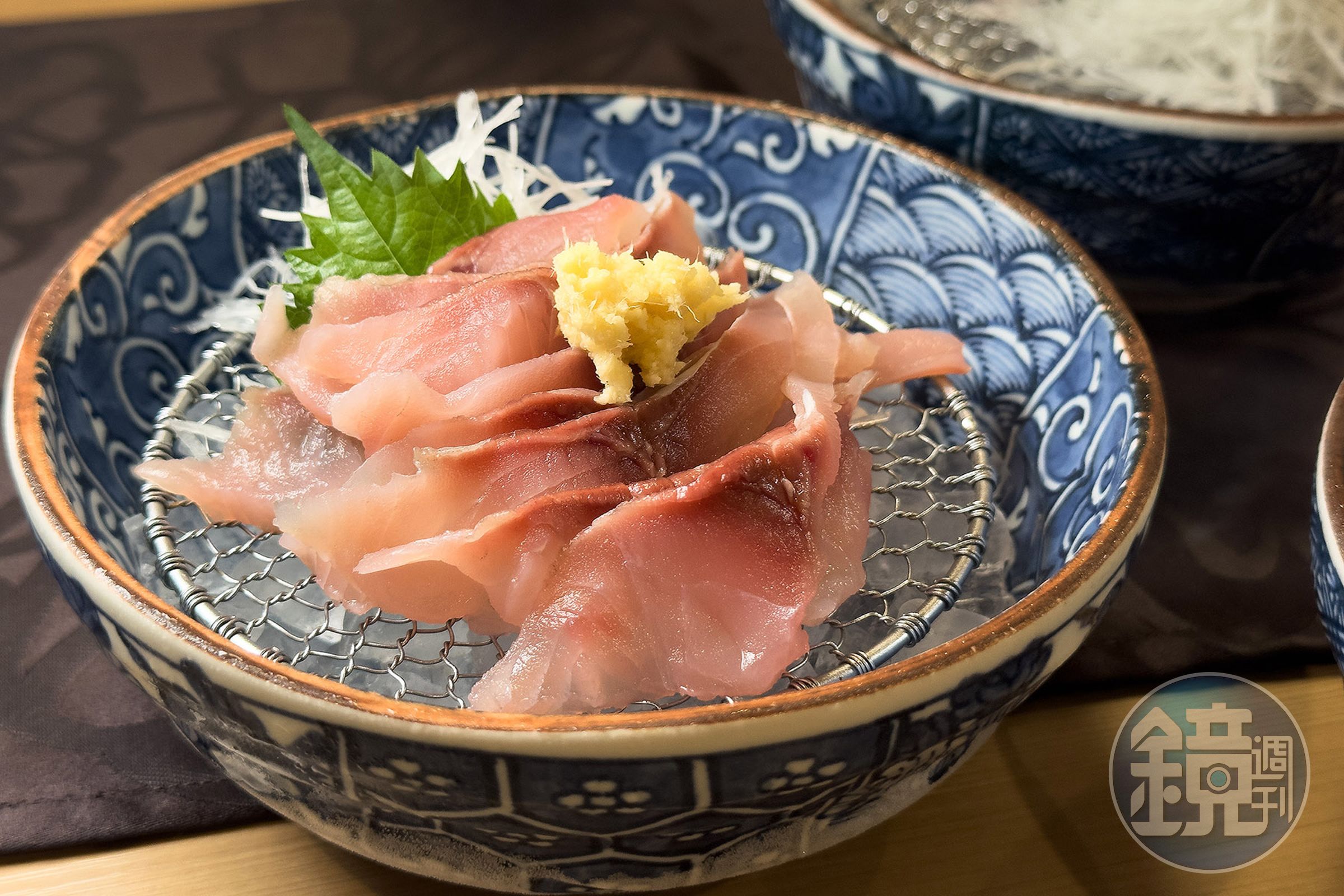 「鯉魚洗」以極冷冰水沖洗淡水魚肉,使其口感清脆彈牙。(1,000日圓/份,約NT$204)