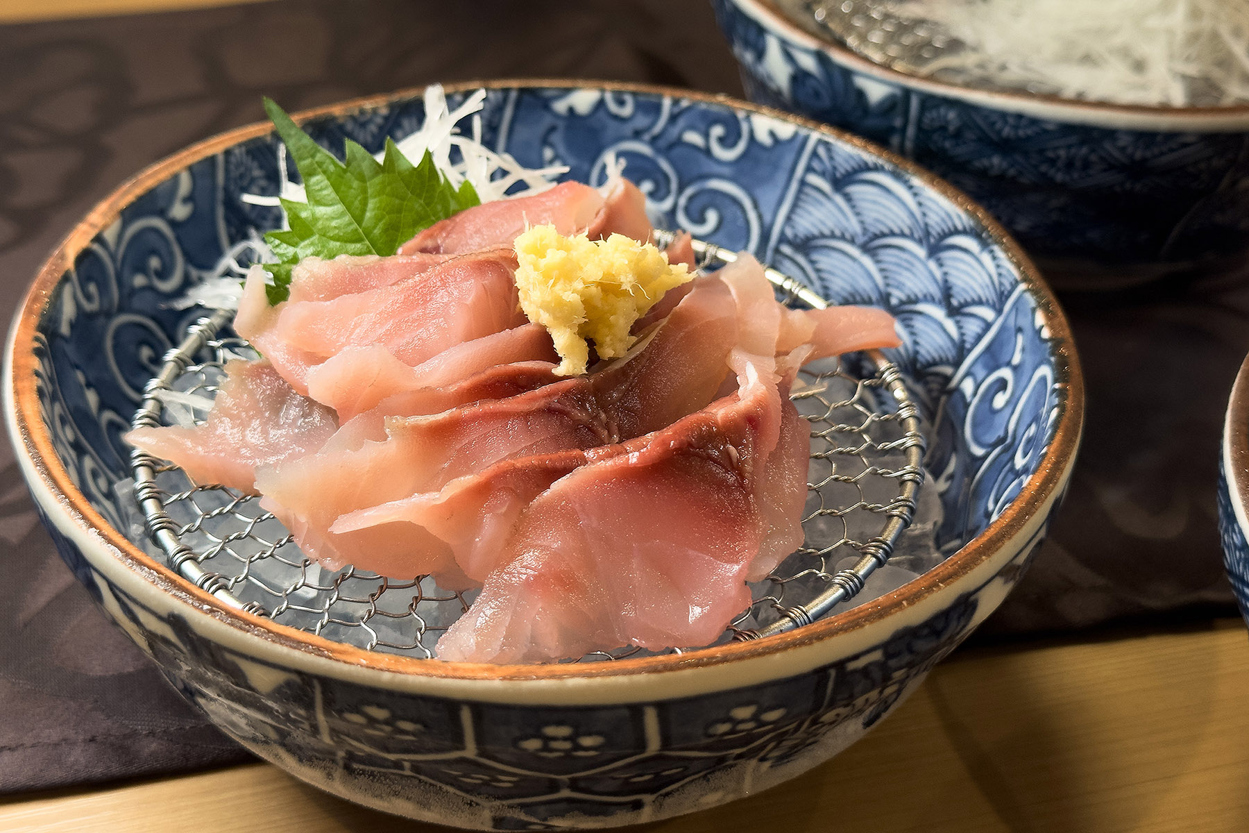 「鯉魚洗」以極冷冰水沖洗淡水魚肉，使其口感清脆彈牙。（1,000日圓／份，約NT$204）