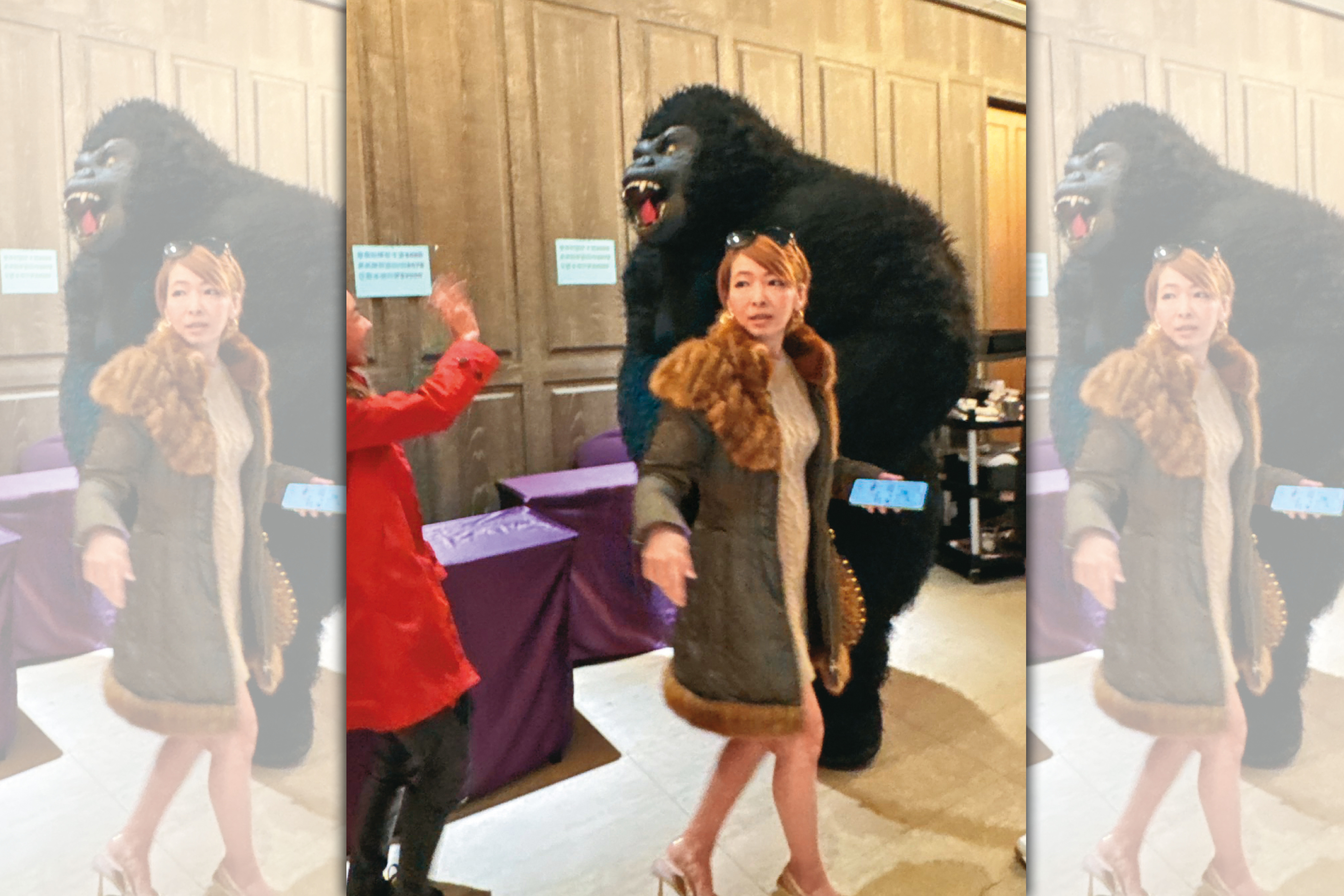 Makiyo（右）略施淡妝，穿著小禮服，外搭皮草裝飾的外套、高跟鞋，和丫子（左）從婚宴會館走出。（讀者提供）