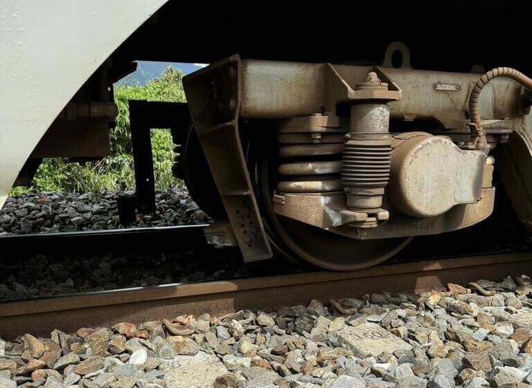 台鐵402次太魯閣號17日上午在花蓮東里至東逐間撞擊石頭，導致輔助排障器歪斜。（台鐵提供）