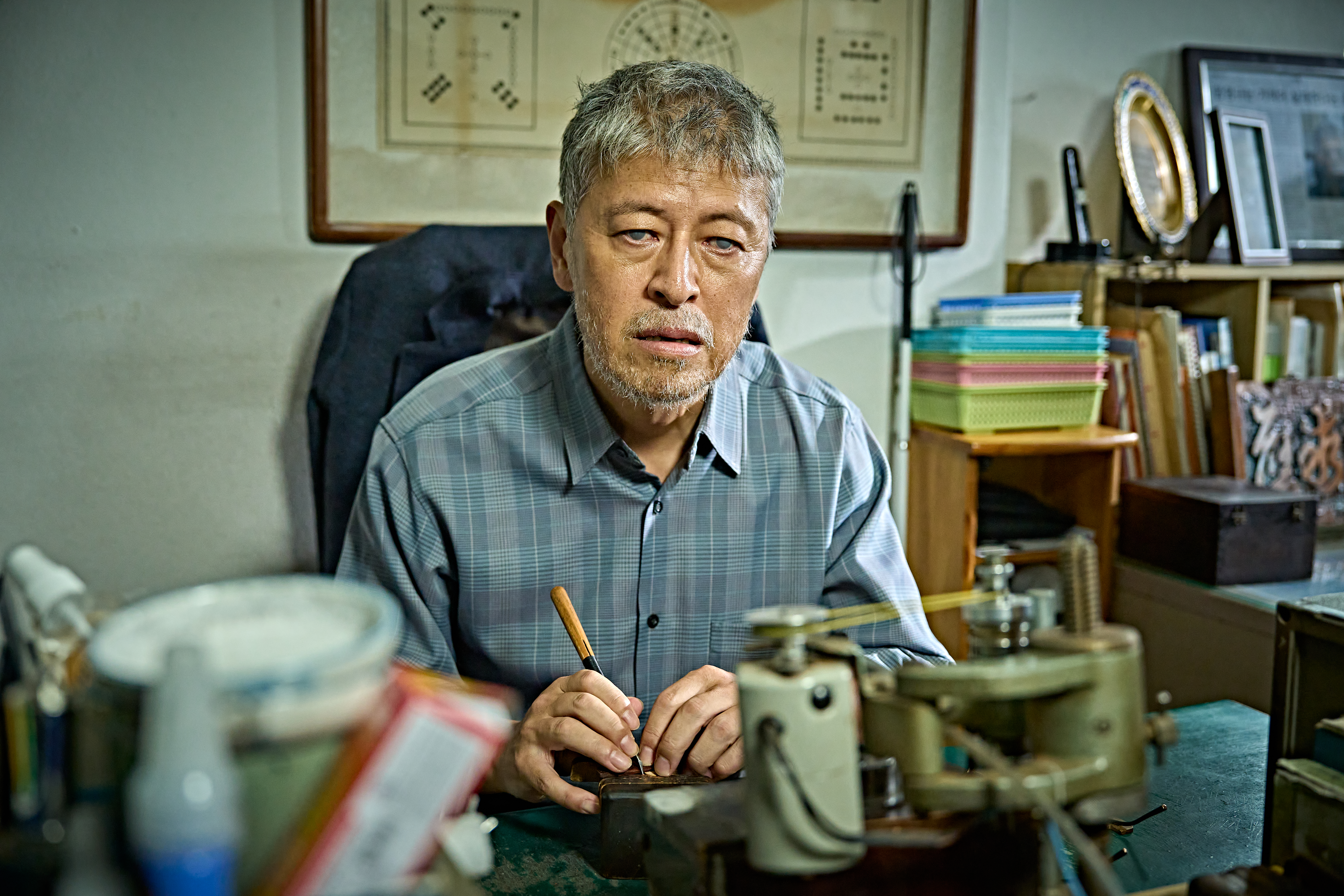 飾演失明篆刻大師的權海驍演技精湛，妻子死亡多年後真相有望逐步展開。（壹壹喜喜提供）