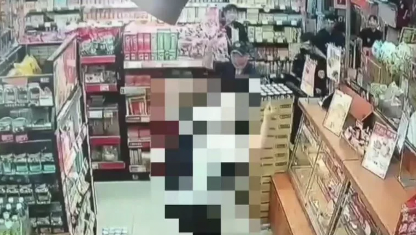 昨晚間，內湖一名男子持刀闖入超市，警方勸導時，男子竟持刀攻擊。（翻攝畫面）