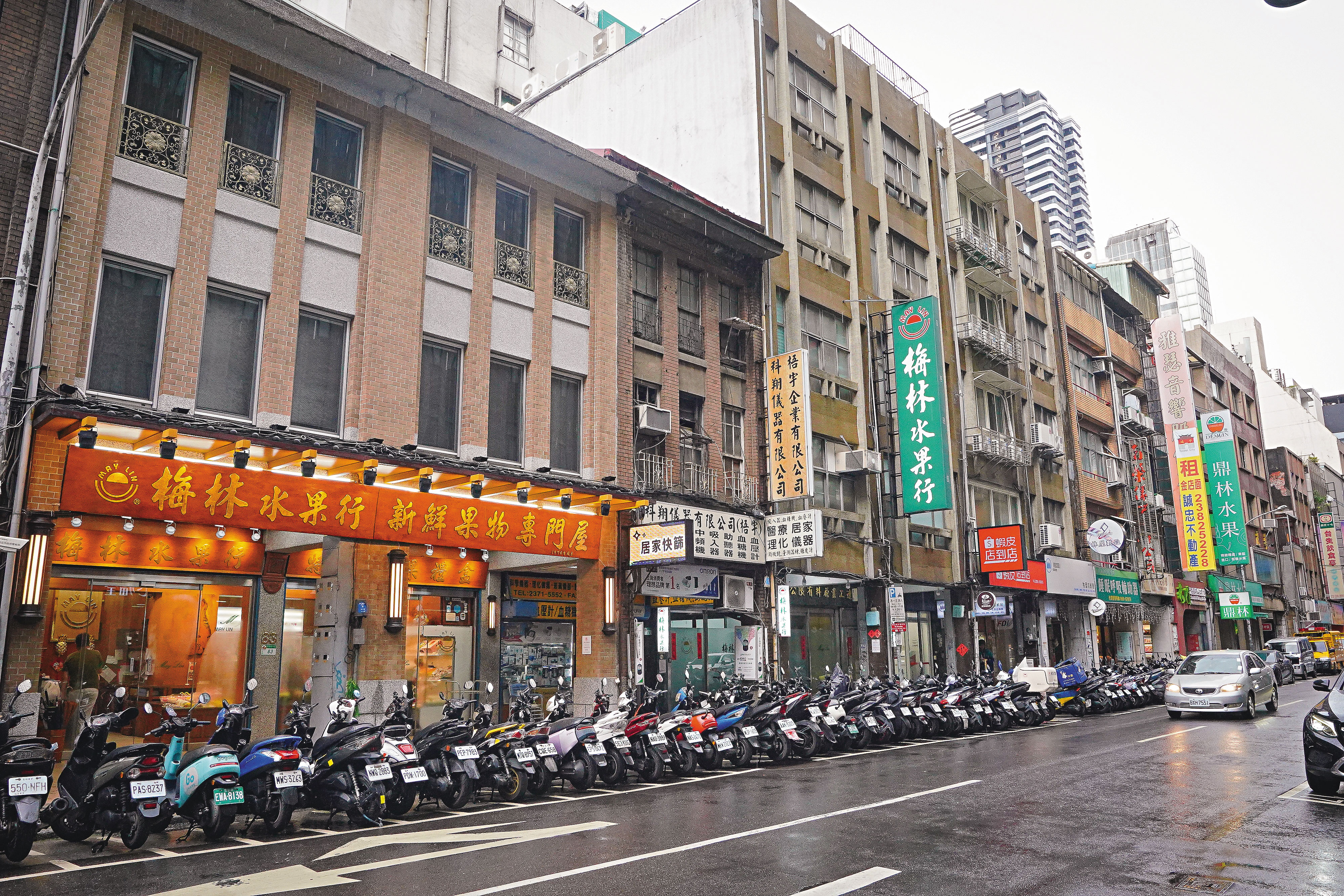 紅檜木搭配金字招牌在雨後的台北城中心依然醒目,見證老店屹立半世紀的霸氣。