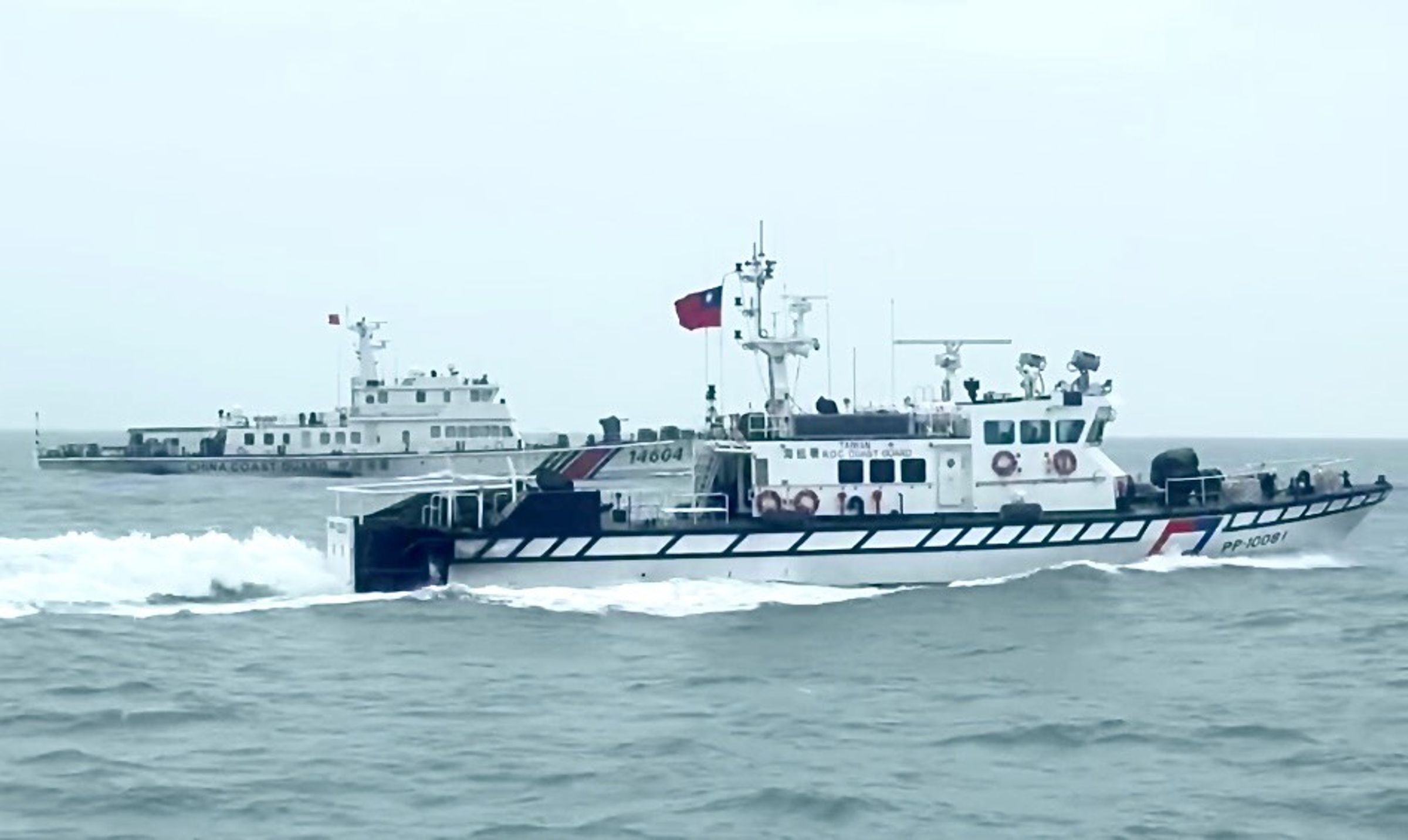 海巡署今日下午再度偵獲中國海警船編隊接近金門限制水域，立即部署巡防艇一對一監控並強勢驅離，展現維護海域安全與主權的決心（海巡署提供）