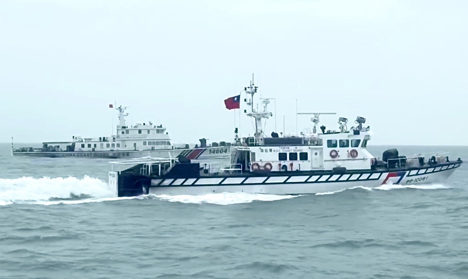 海巡署今日下午再度偵獲中國海警船編隊接近金門限制水域,立即部署巡防艇一對一監控並強勢驅離,展現維護海域安全與主權的決心(海巡署提供)
