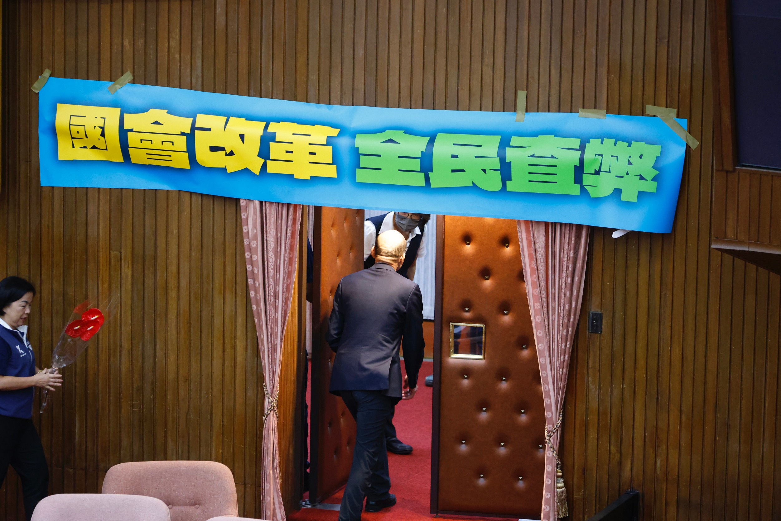 立院歷經4天4夜馬拉松表決大戰，昨晚終於三讀通過國會改革修法。