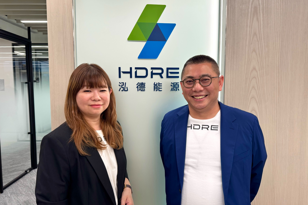 泓德能源旗下子公司星星電力與星佑能源將進行合併。右為泓德能源集團總經理周仕昌、左為星星電力總經理關婷怡。（泓德能源提供）