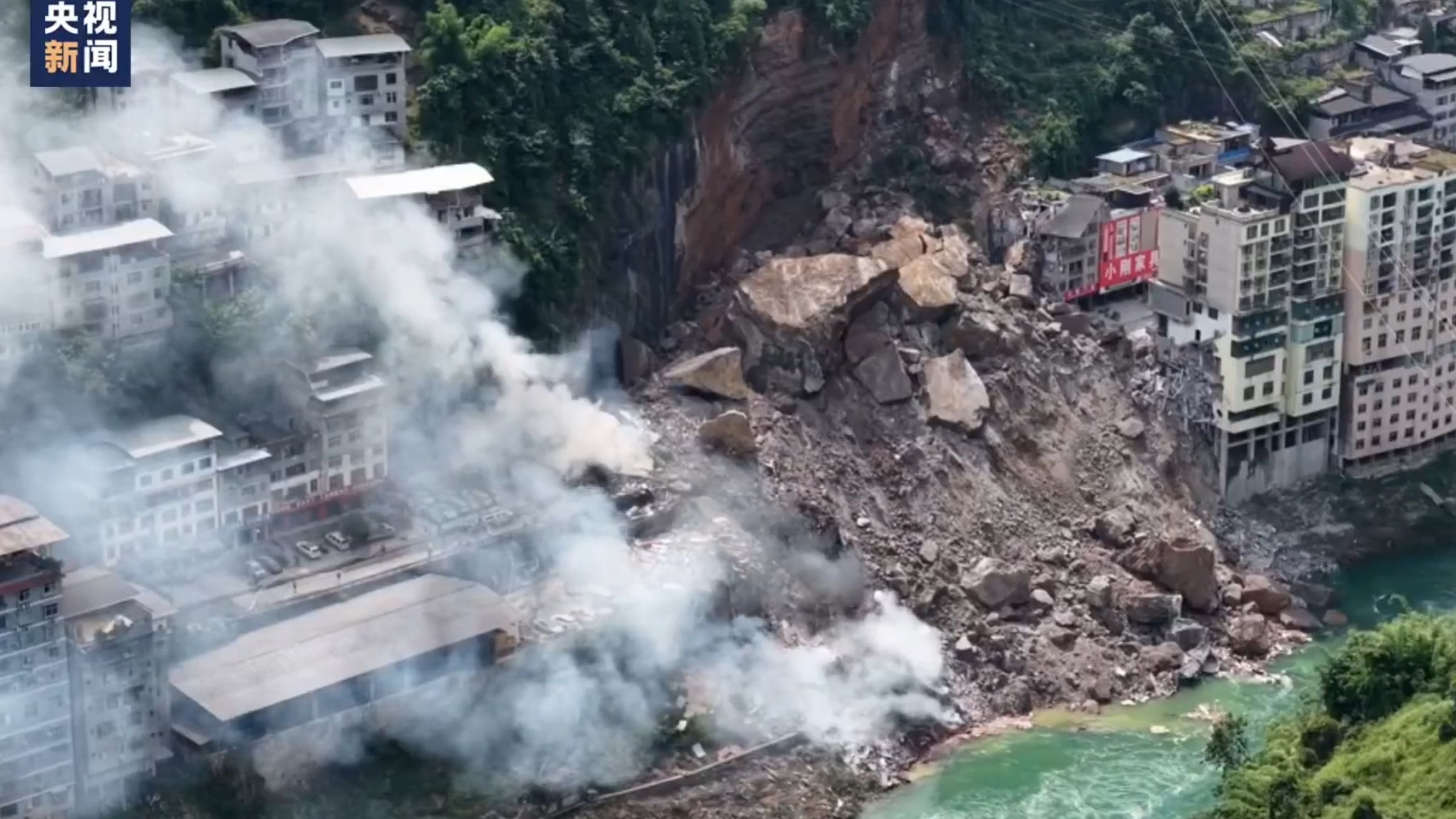 中國重慶彭水發生山崩，多棟建築物遭土石沖垮淹沒，現場畫面令人怵目驚心。（翻攝自X）