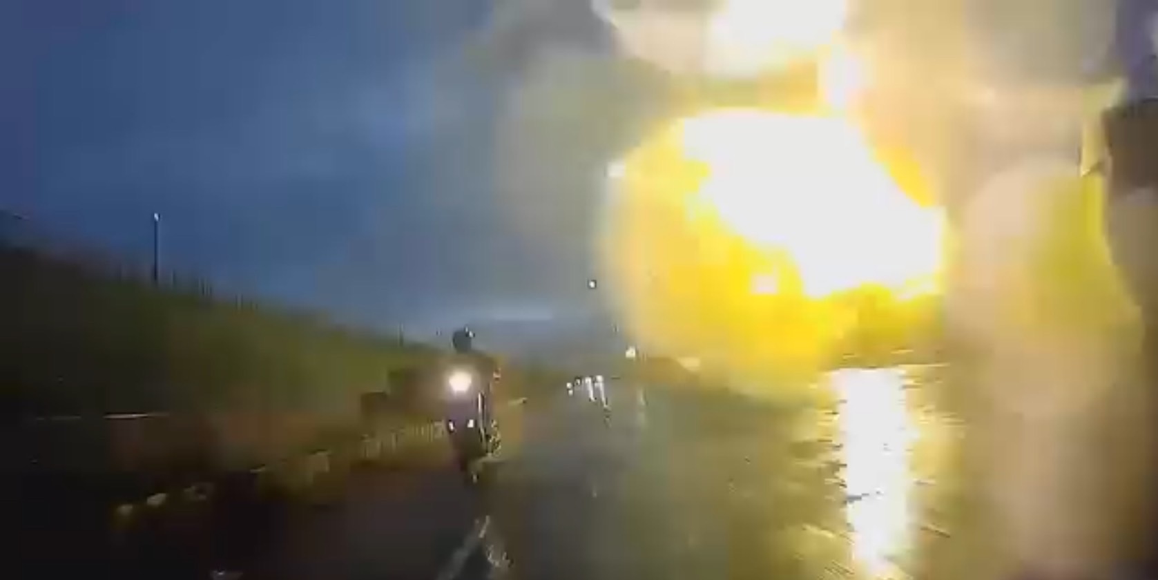 騎士冒雨騎車返家，路邊變電箱突然爆炸。（翻攝臉書我是蘆洲人）