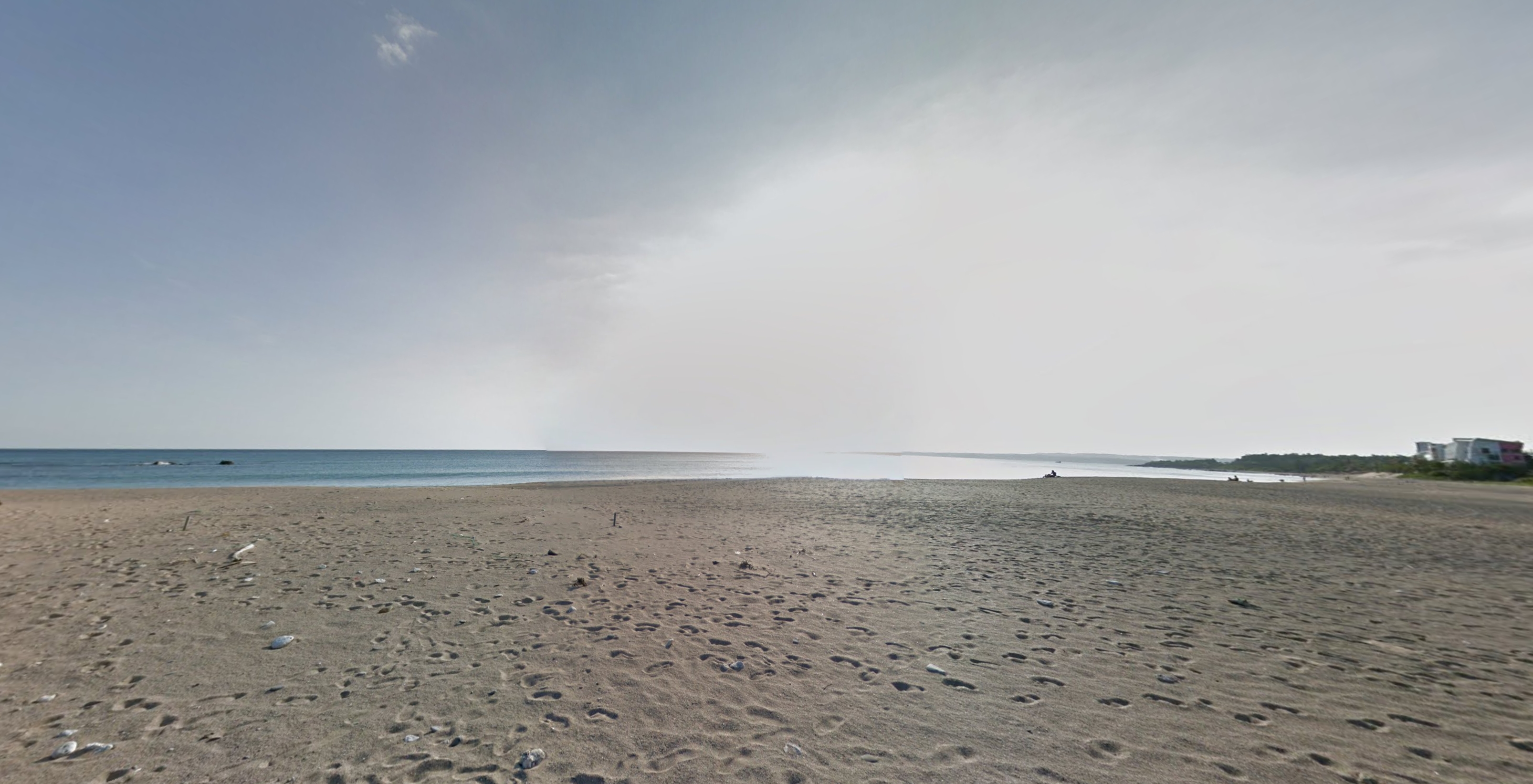 有位36歲女子陳屍在墾丁八寶公主廟附近的沙灘。（翻攝自Google地圖）