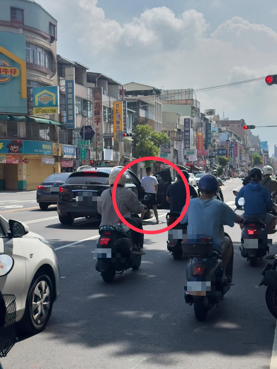 高雄一名男子在等紅燈時突然下車,脫褲原地小便。(翻攝自Thteads@cfb_809)