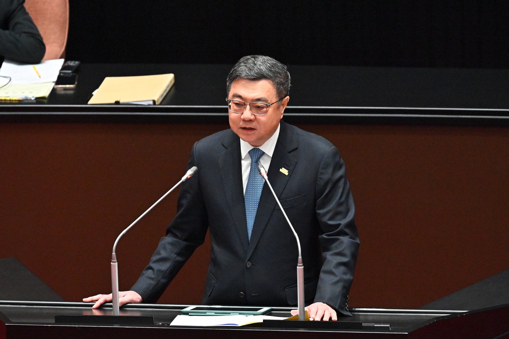 行政院長卓榮泰自費包機赴日看球爭議延燒。（翻攝卓榮泰臉書）